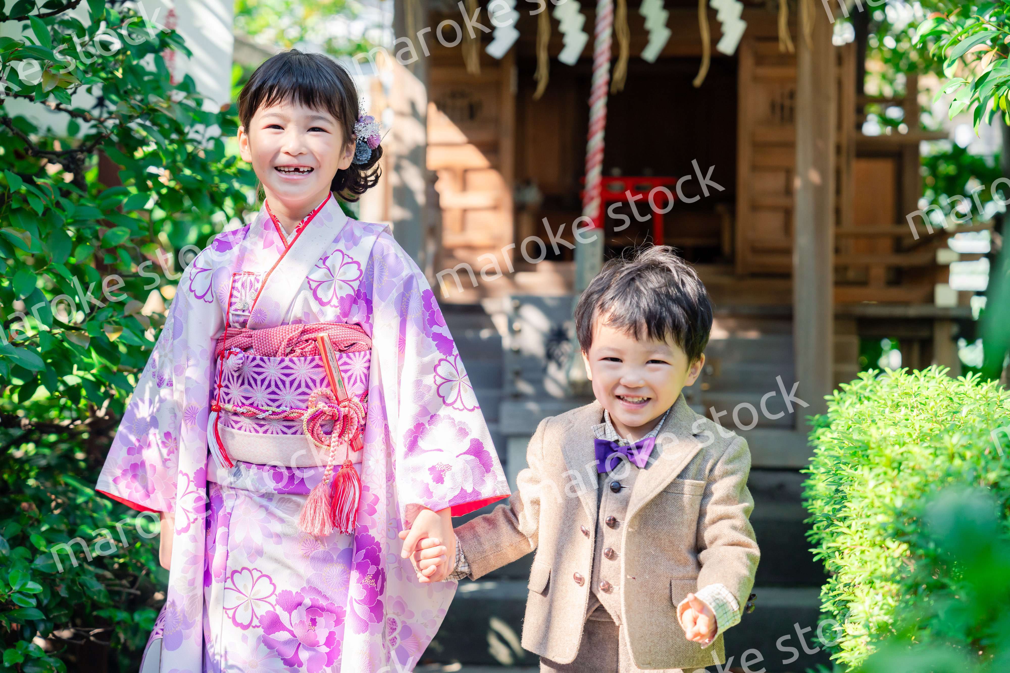 弟と一緒に七五三の参拝をする5歳のお姉さん