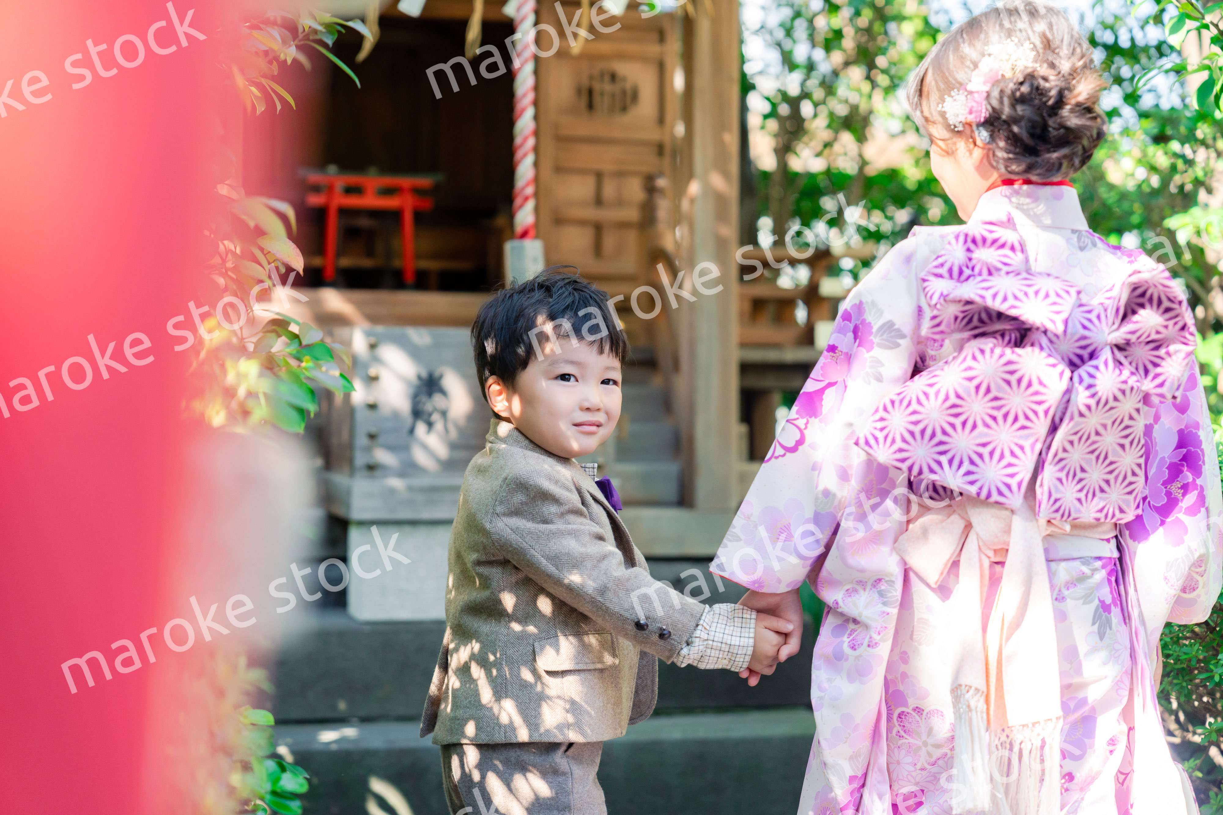 弟と一緒に七五三の参拝をする5歳のお姉さん