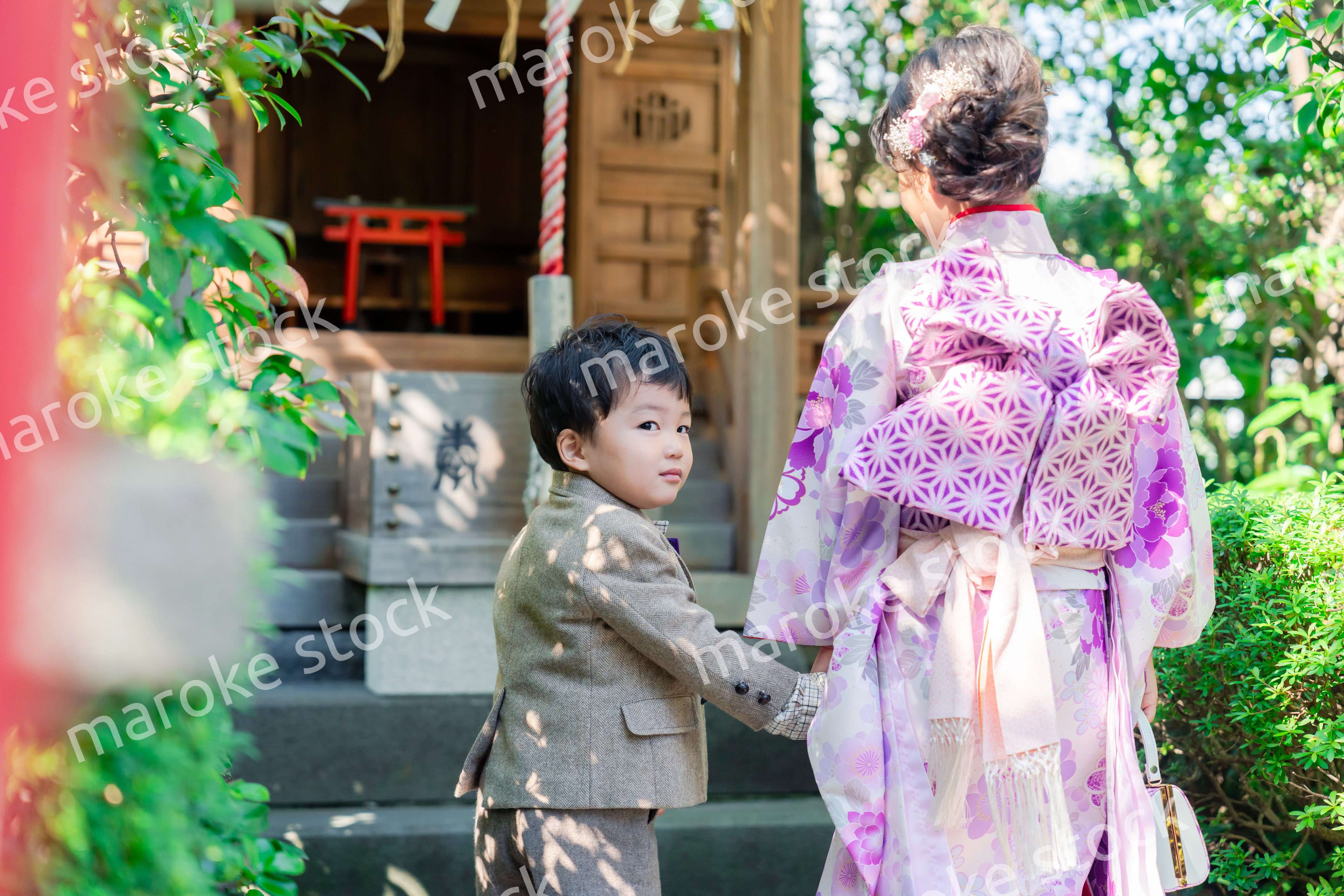弟と一緒に七五三の参拝をする5歳のお姉さん