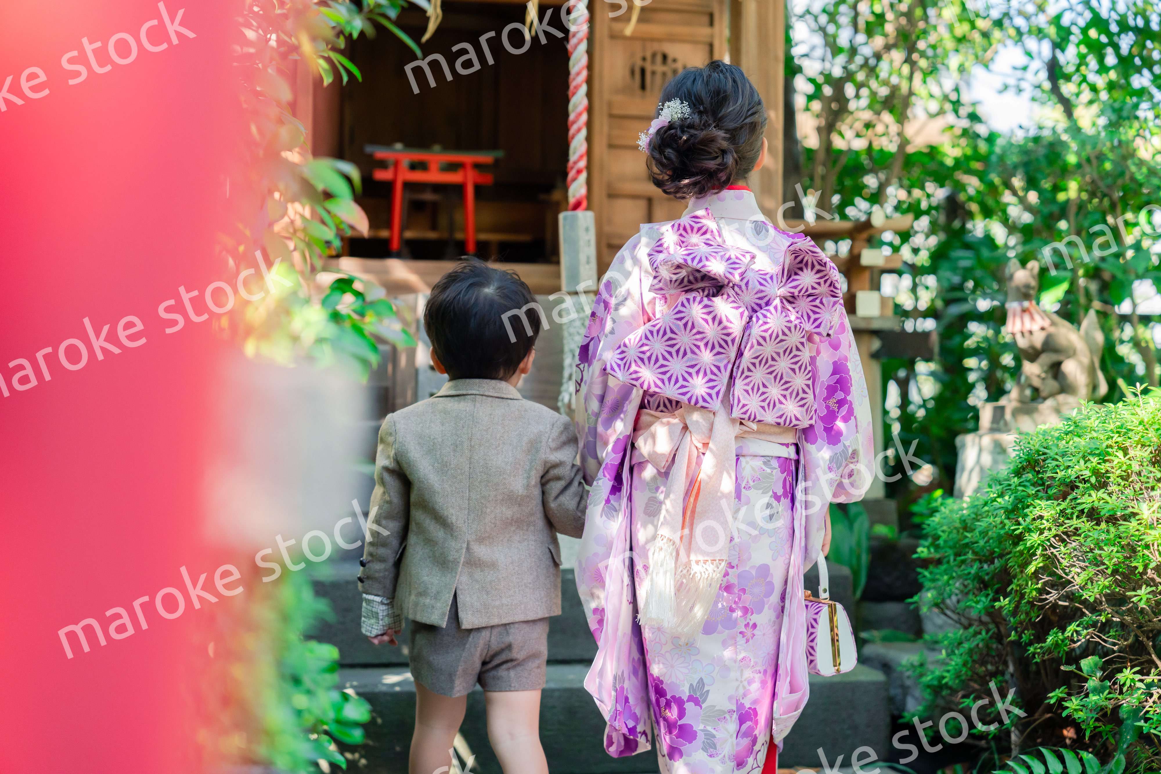 弟と一緒に七五三の参拝をする5歳のお姉さん