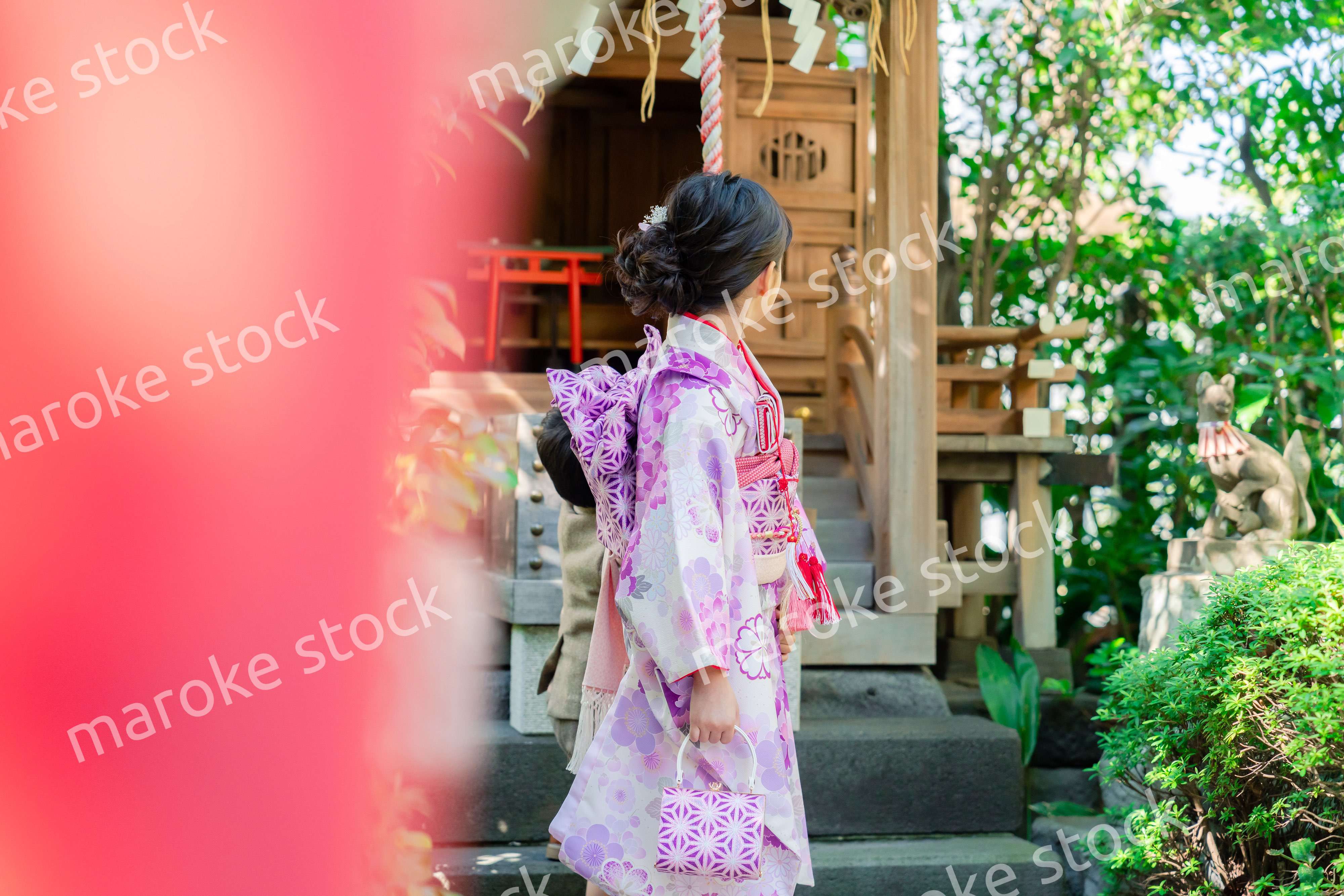 弟と一緒に七五三の参拝をする5歳のお姉さん