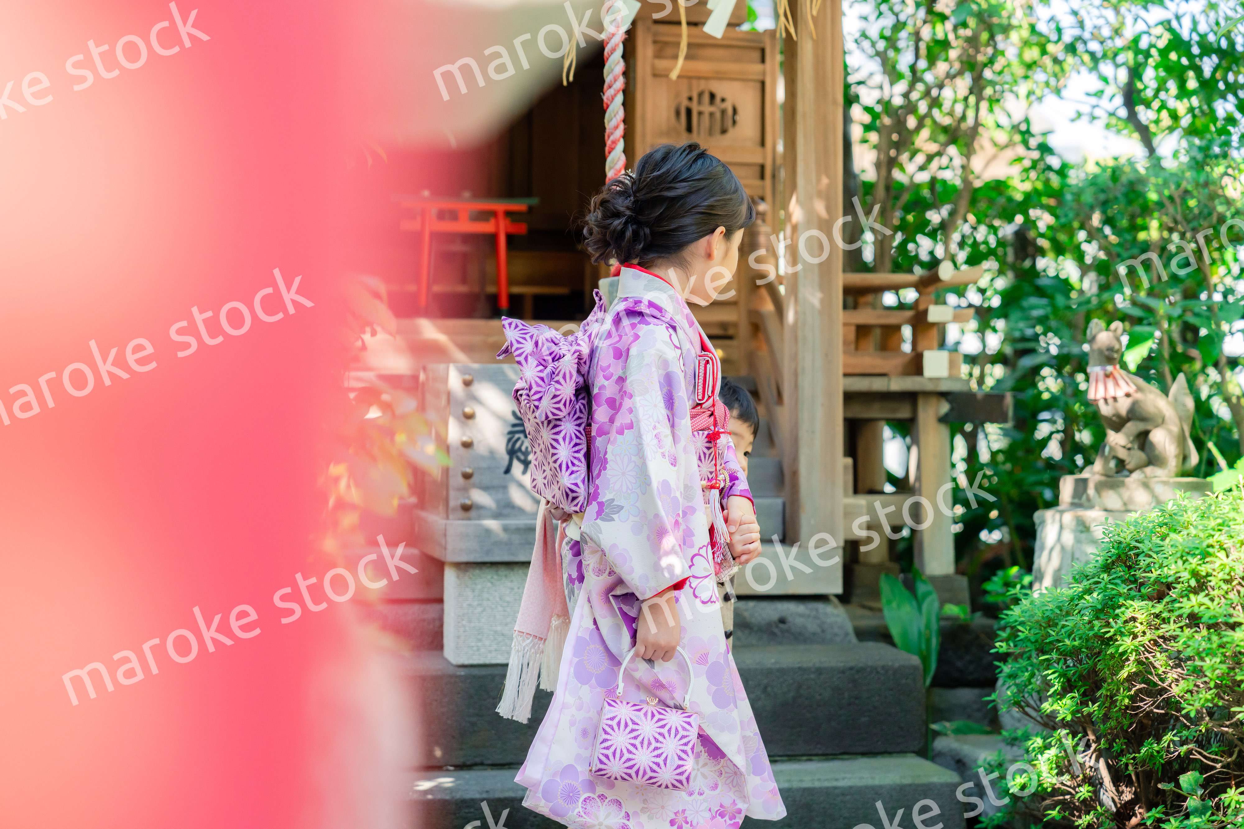 弟と一緒に七五三の参拝をする5歳のお姉さん