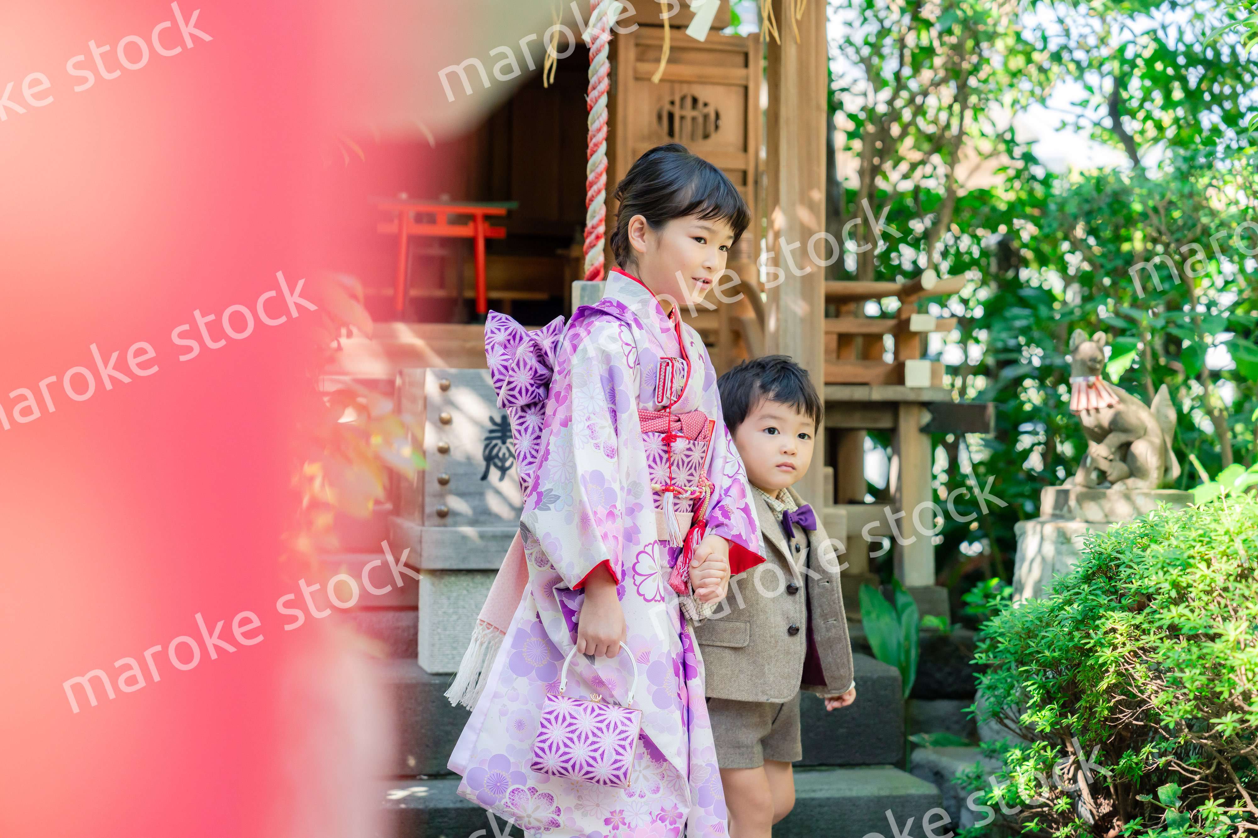 弟と一緒に七五三の参拝をする5歳のお姉さん