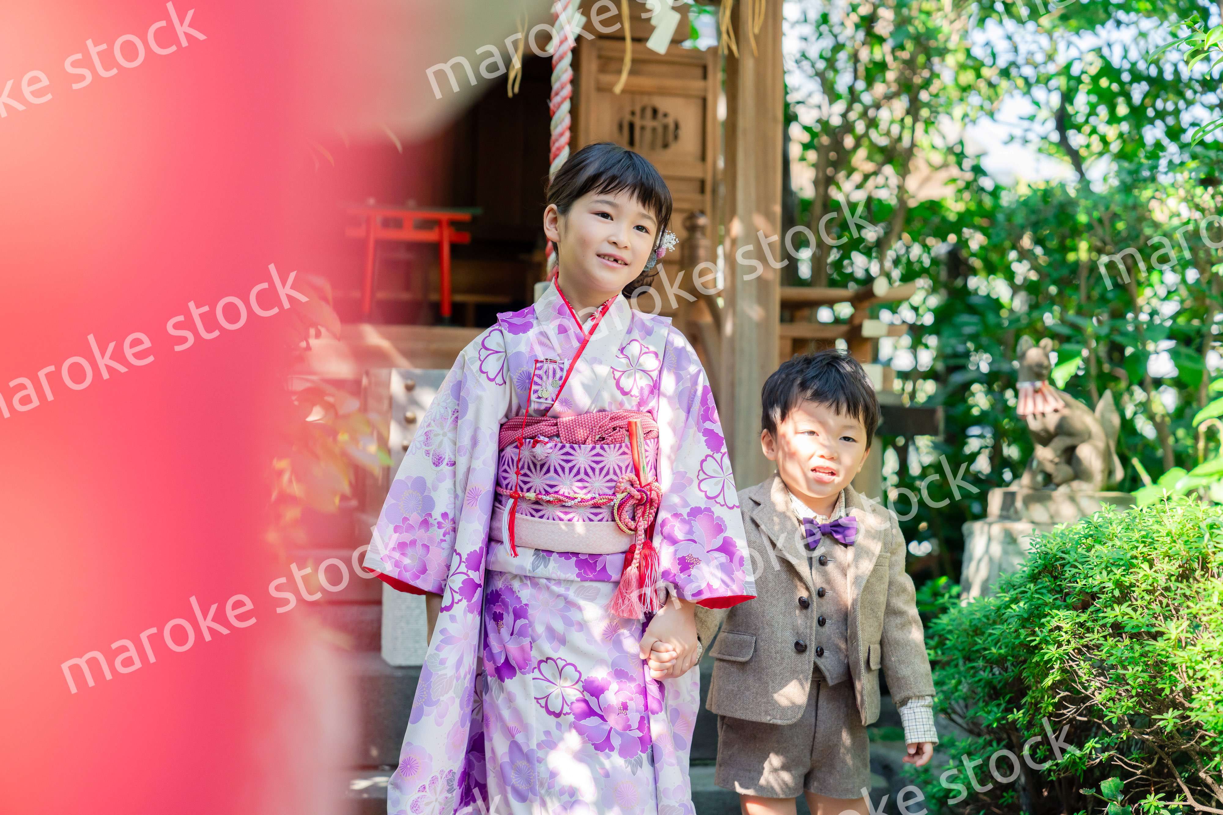 弟と一緒に七五三の参拝をする5歳のお姉さん