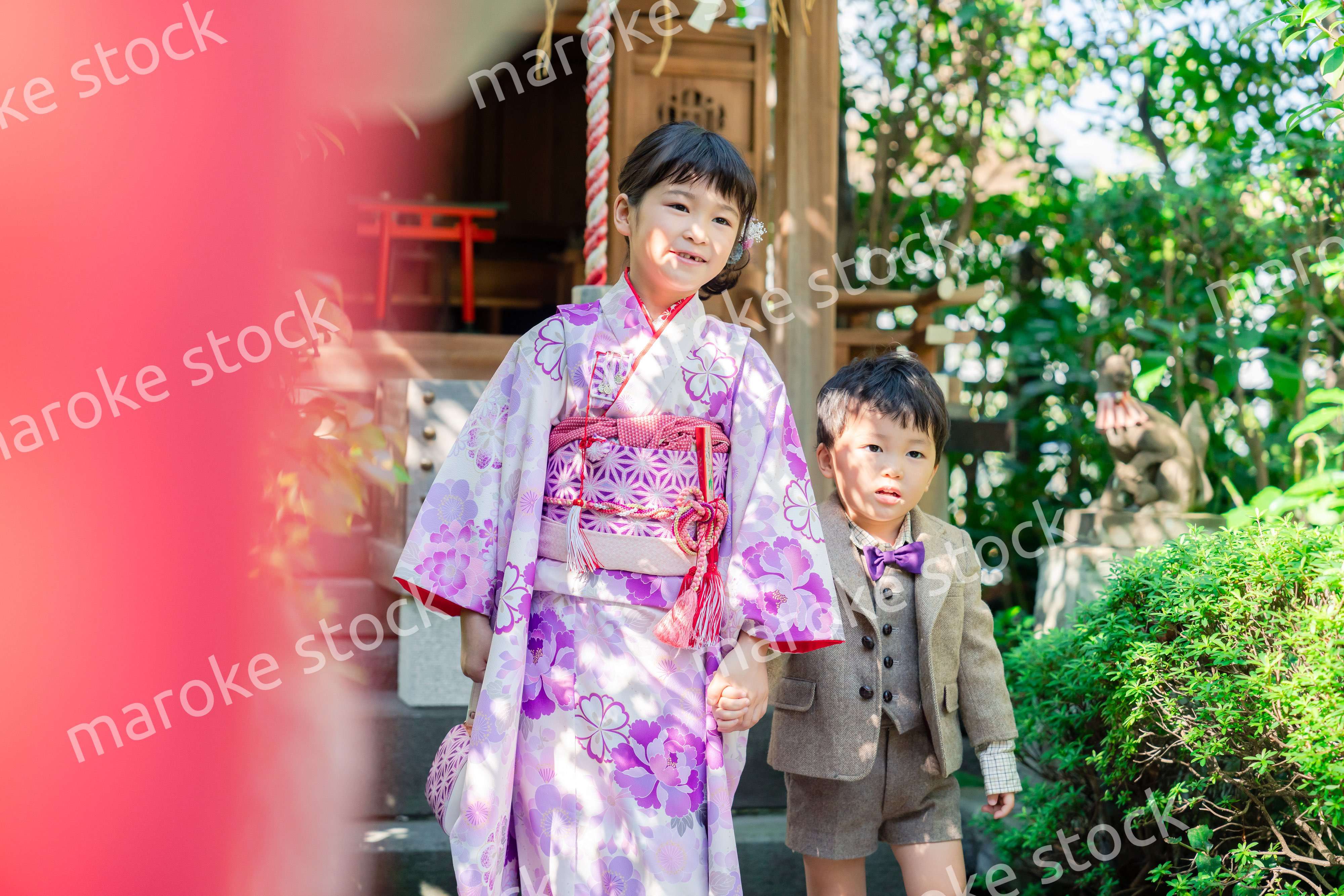 弟と一緒に七五三の参拝をする5歳のお姉さん