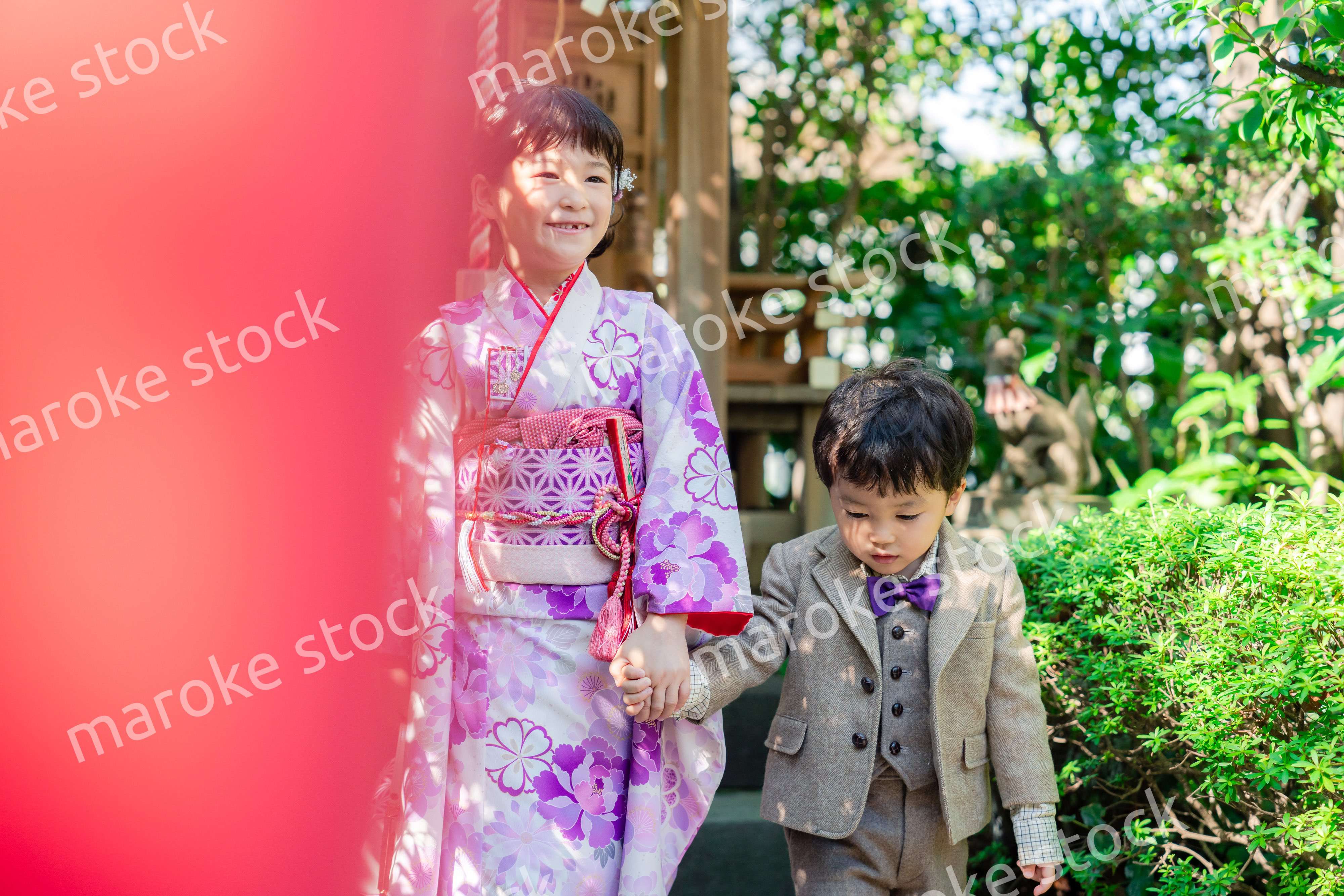 弟と一緒に七五三の参拝をする5歳のお姉さん