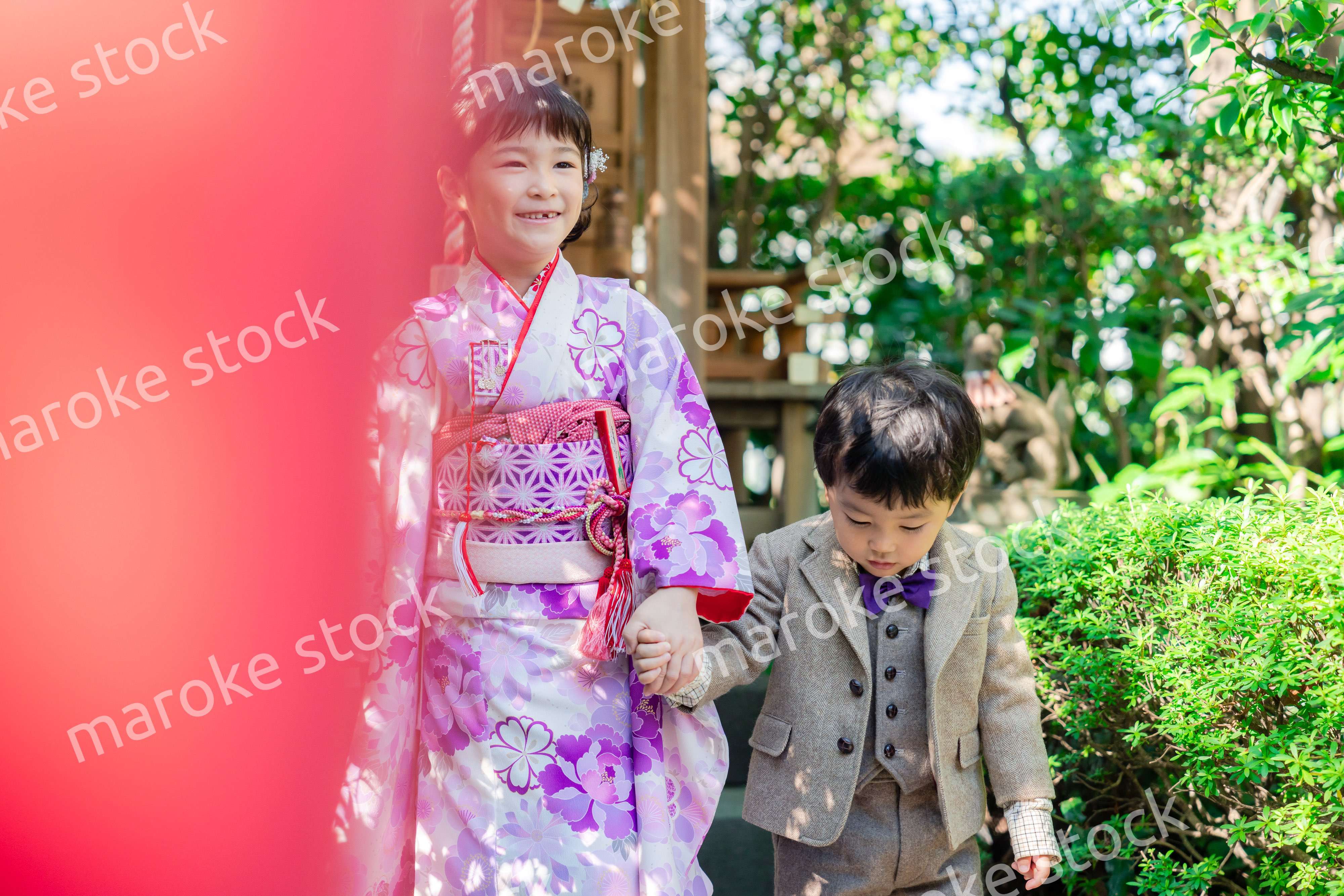 弟と一緒に七五三の参拝をする5歳のお姉さん