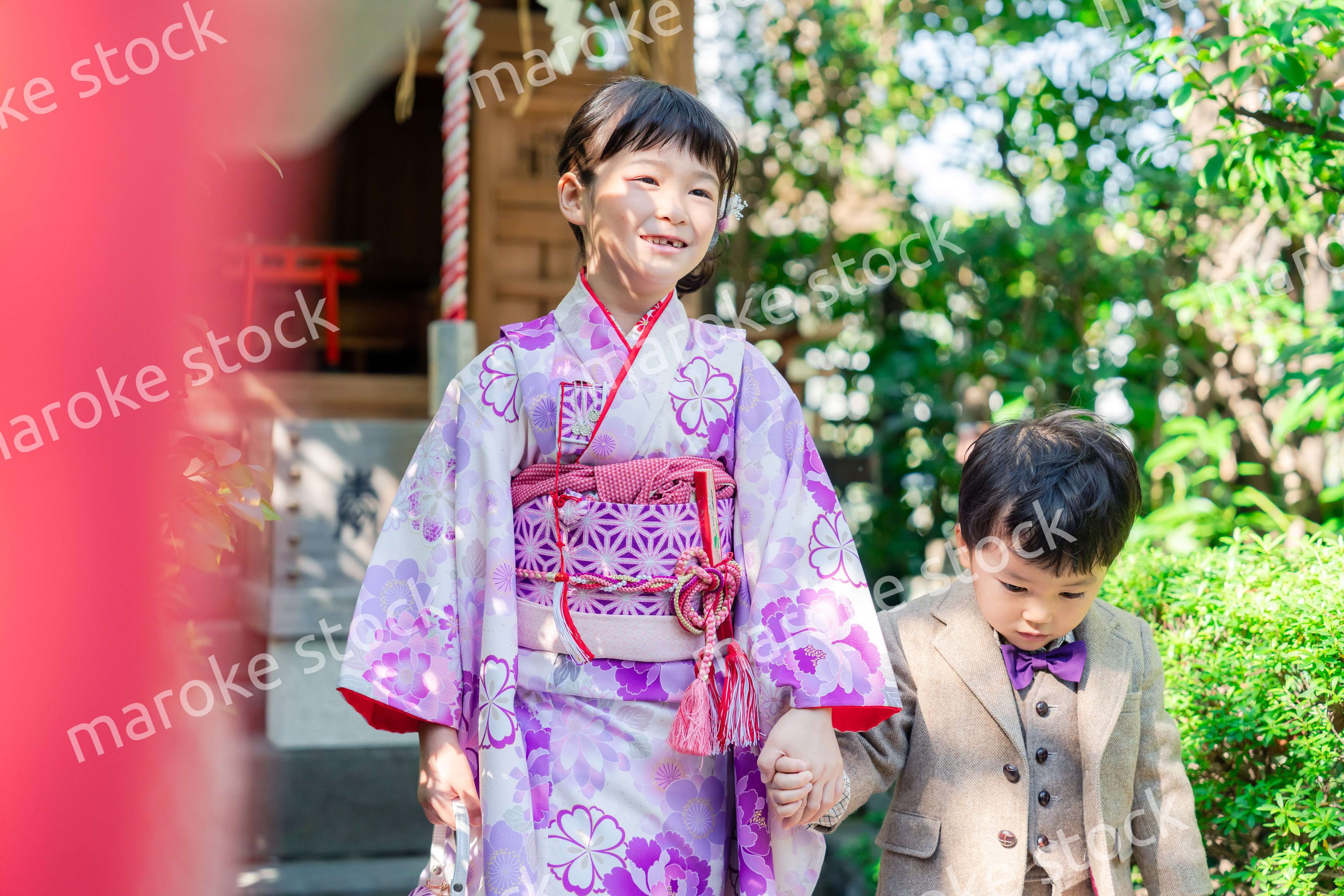 弟と一緒に七五三の参拝をする5歳のお姉さん