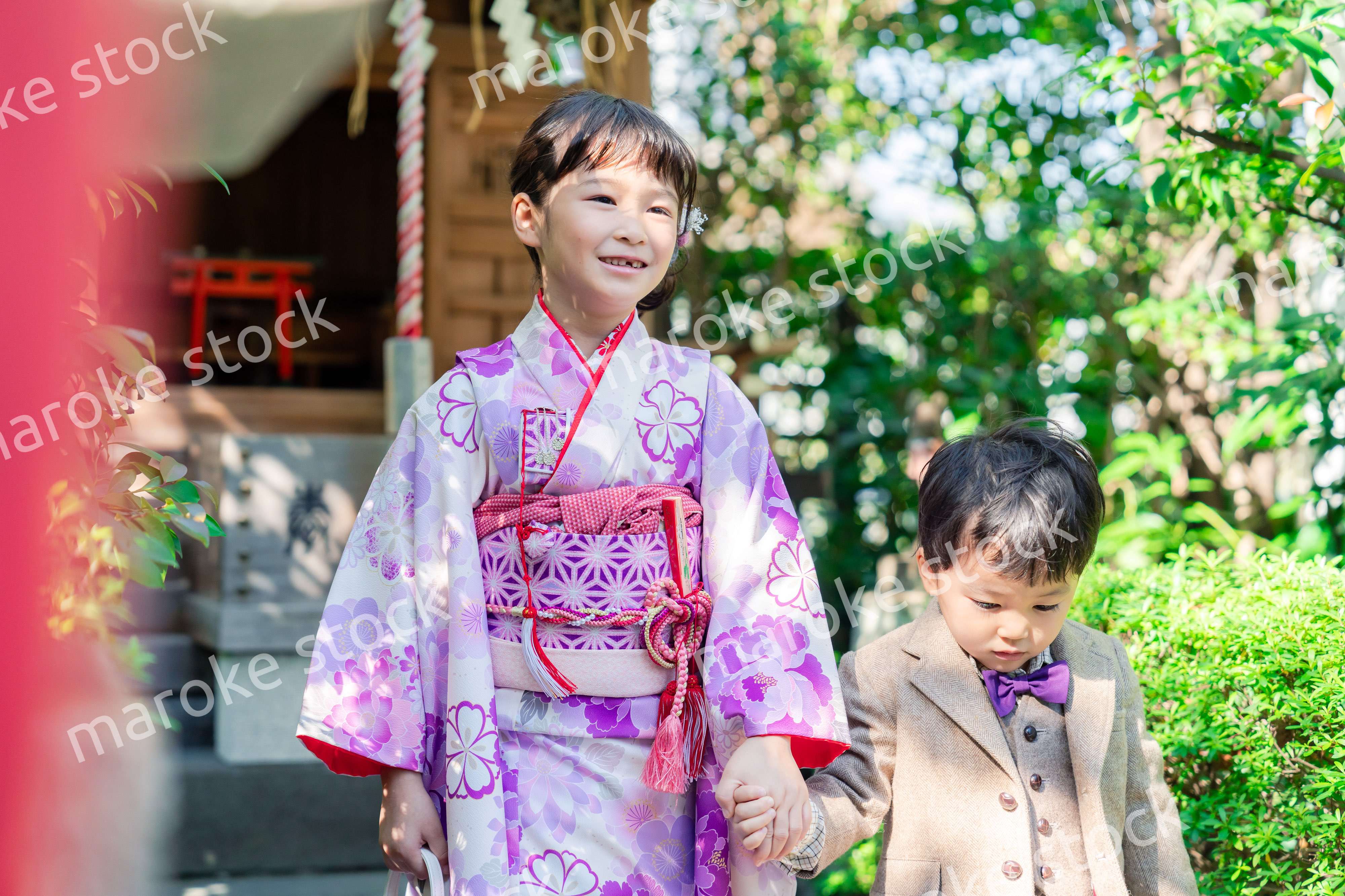 弟と一緒に七五三の参拝をする5歳のお姉さん