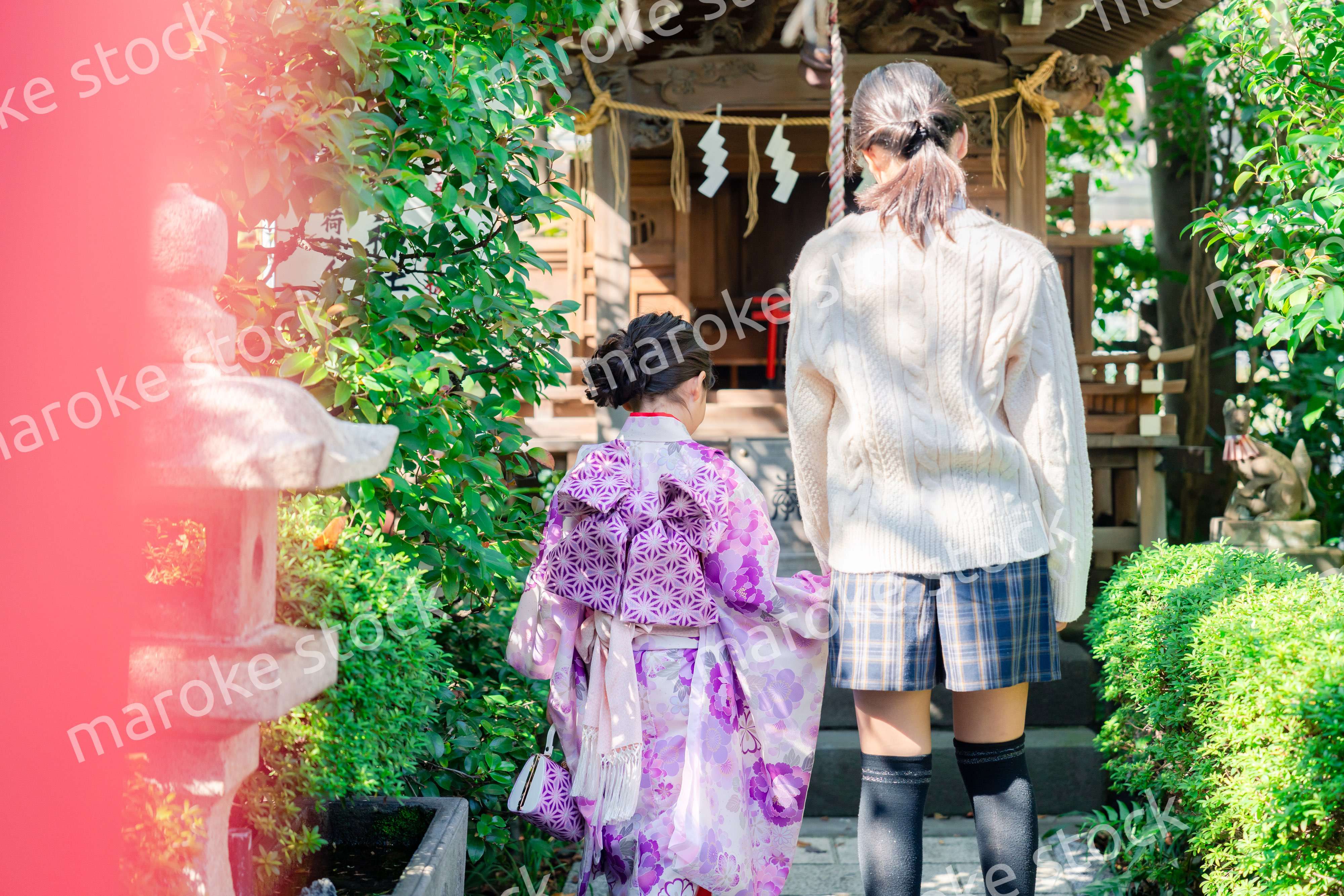 七五三の参拝をする姉妹