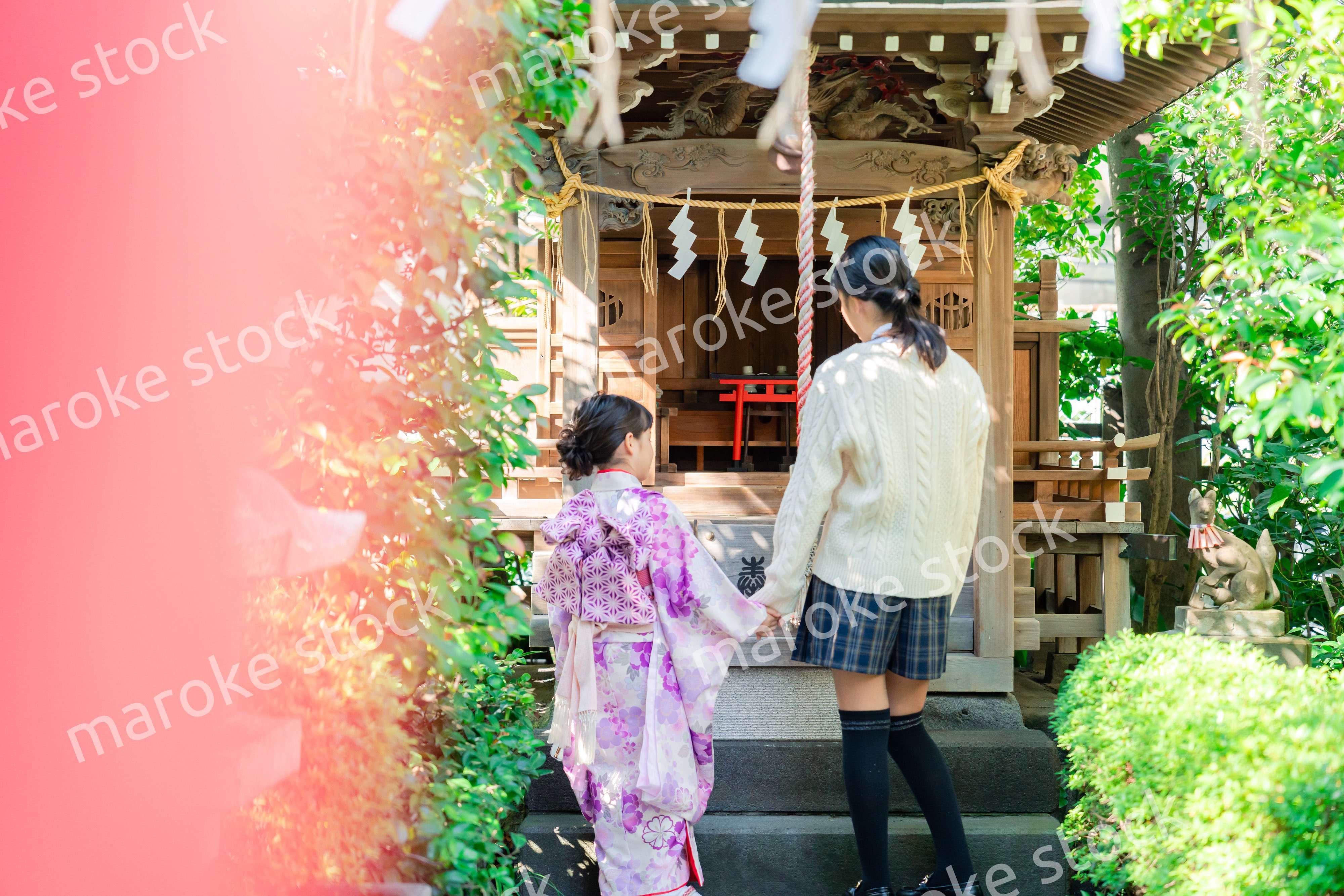 七五三の参拝をする姉妹