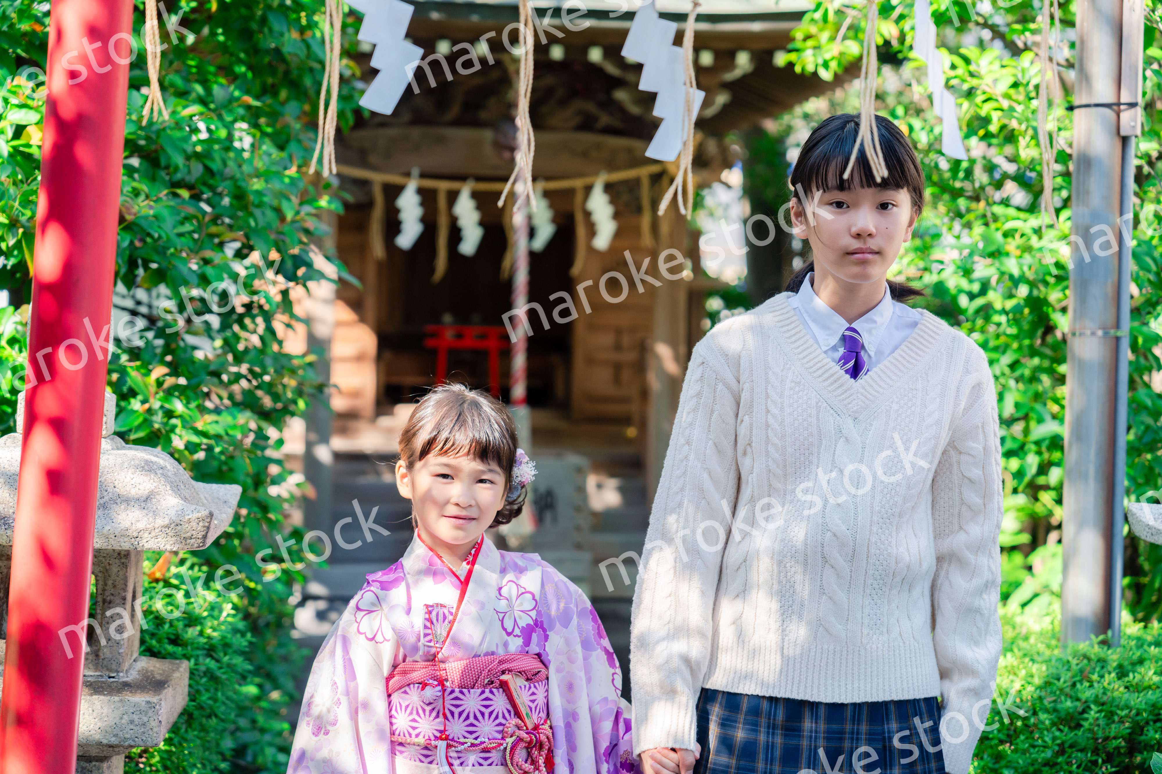 七五三の参拝をする姉妹