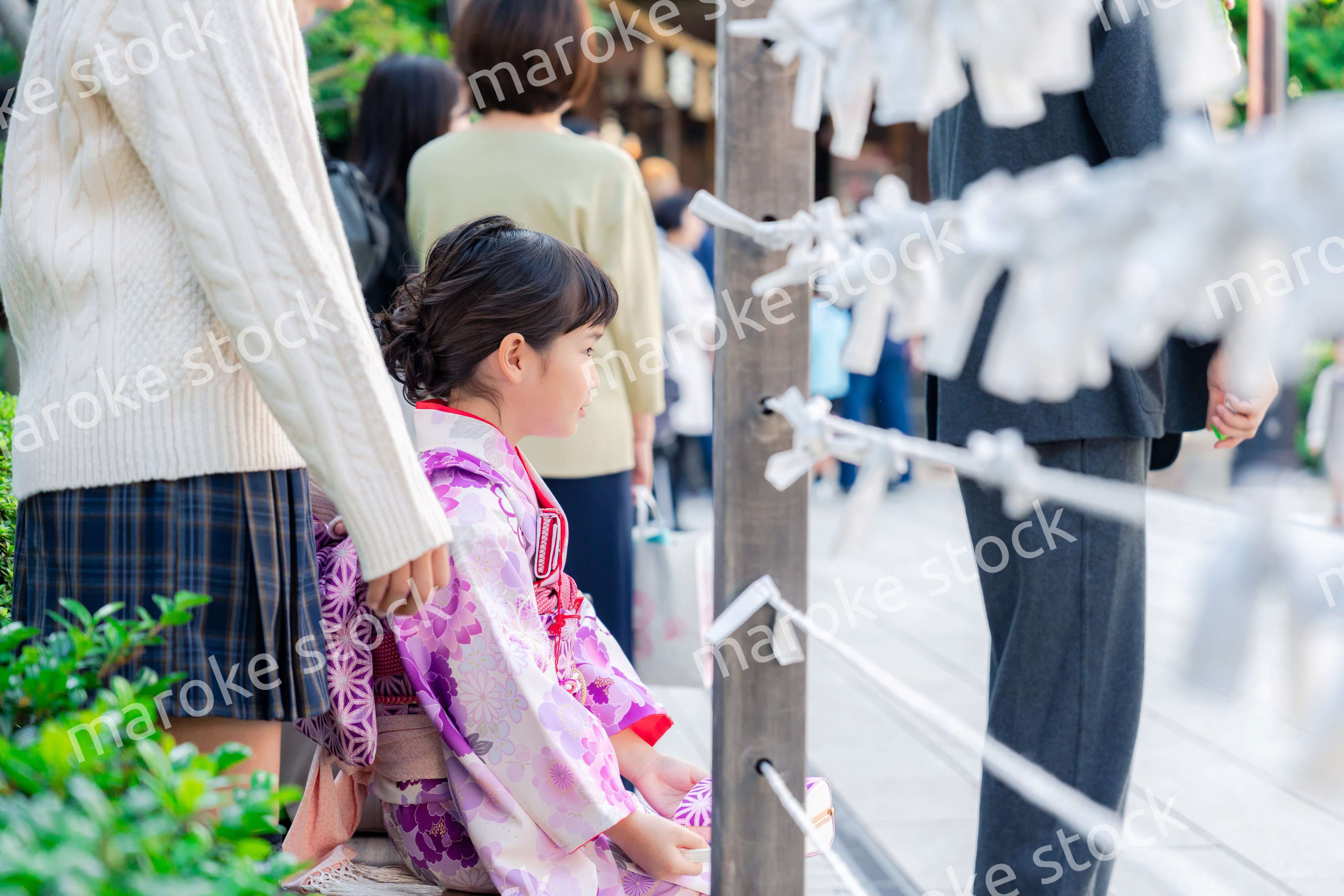 七五三の参拝をする姉妹