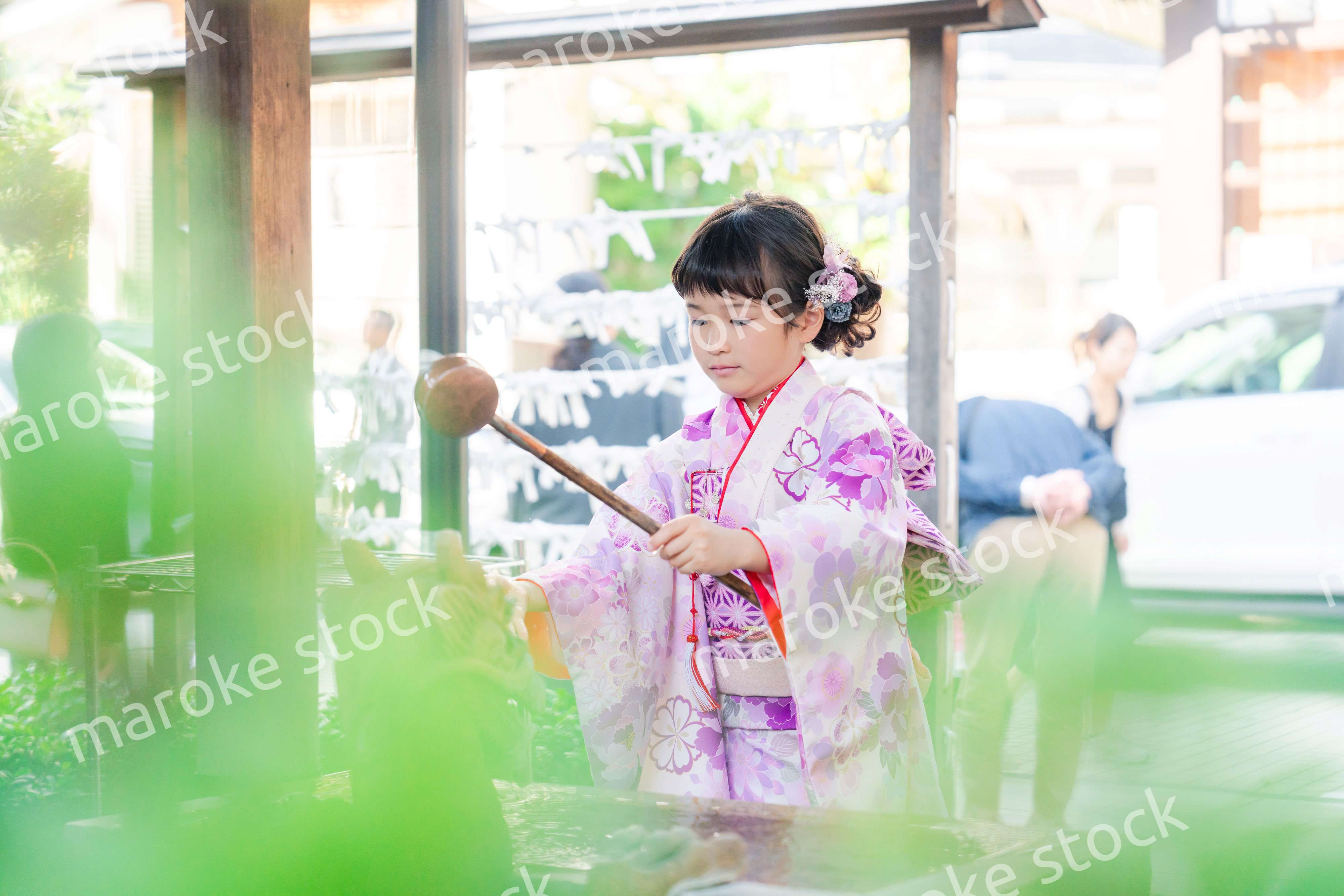 神社の手水舎で手を清める七五三の女の子