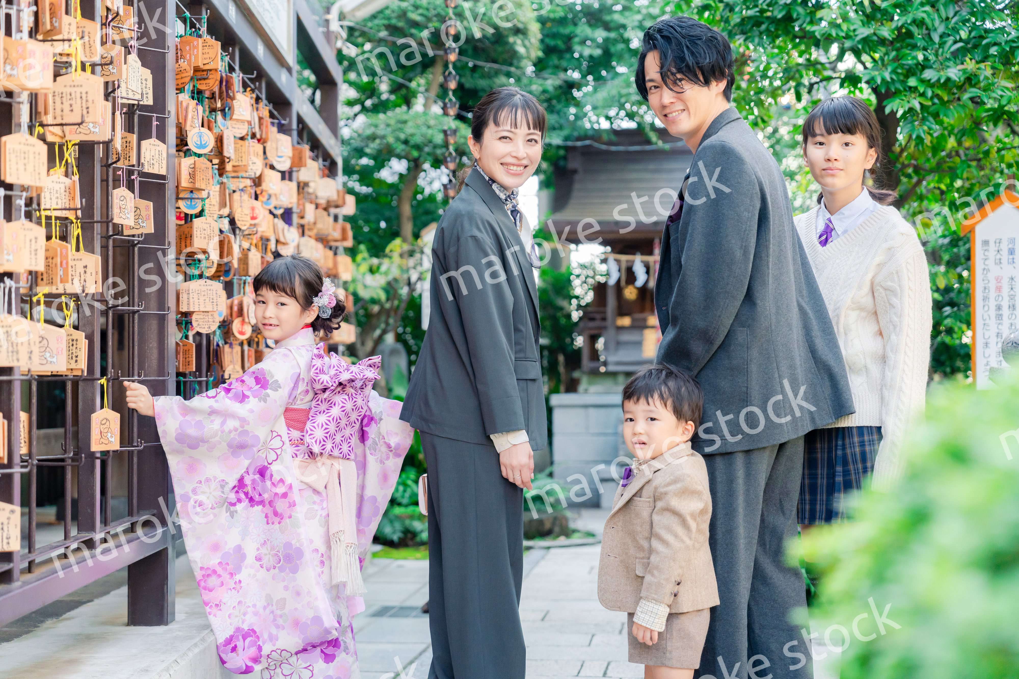 兄弟姉妹揃って神社で七五三のお祝いをする家族