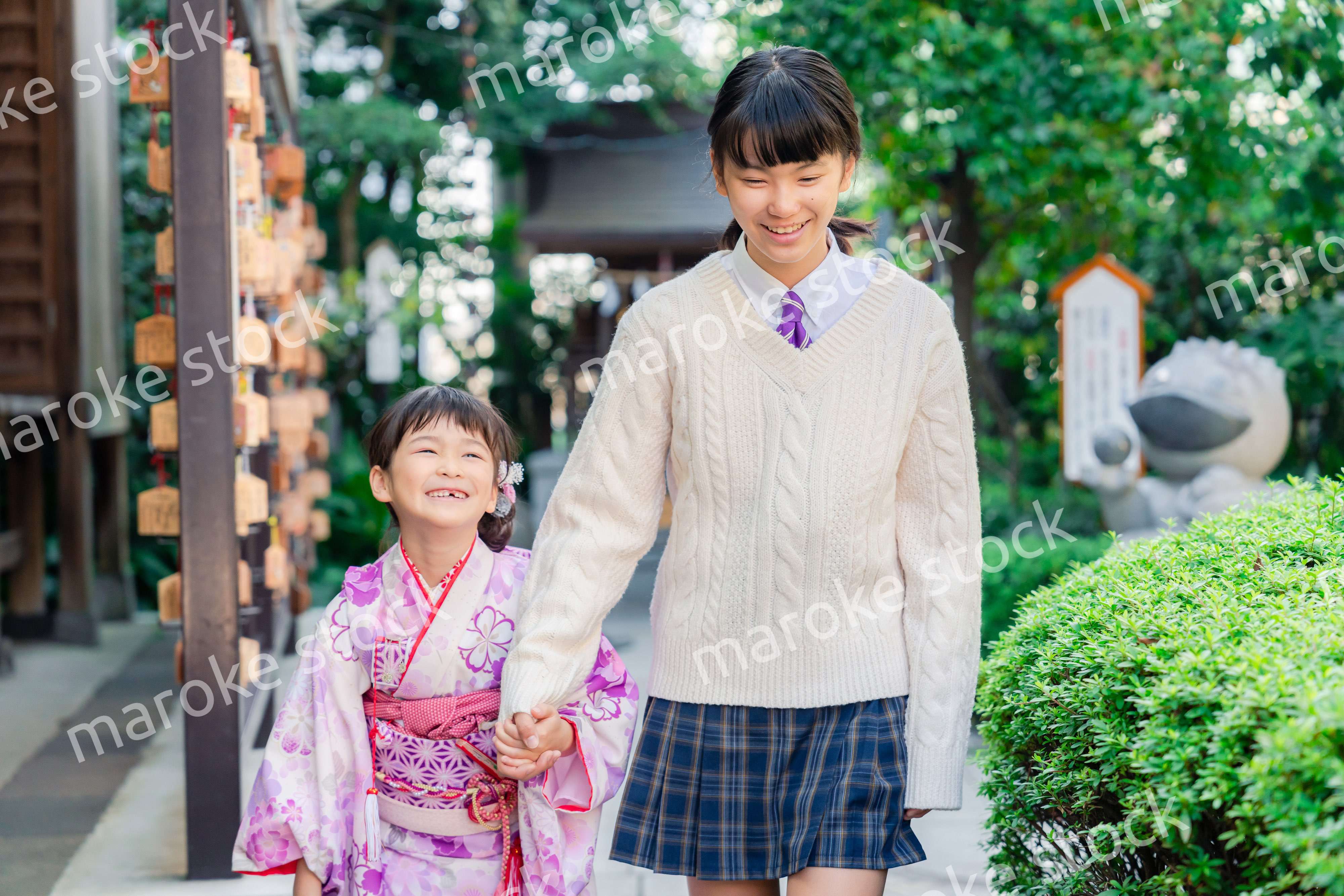 七五三の参拝をする姉妹