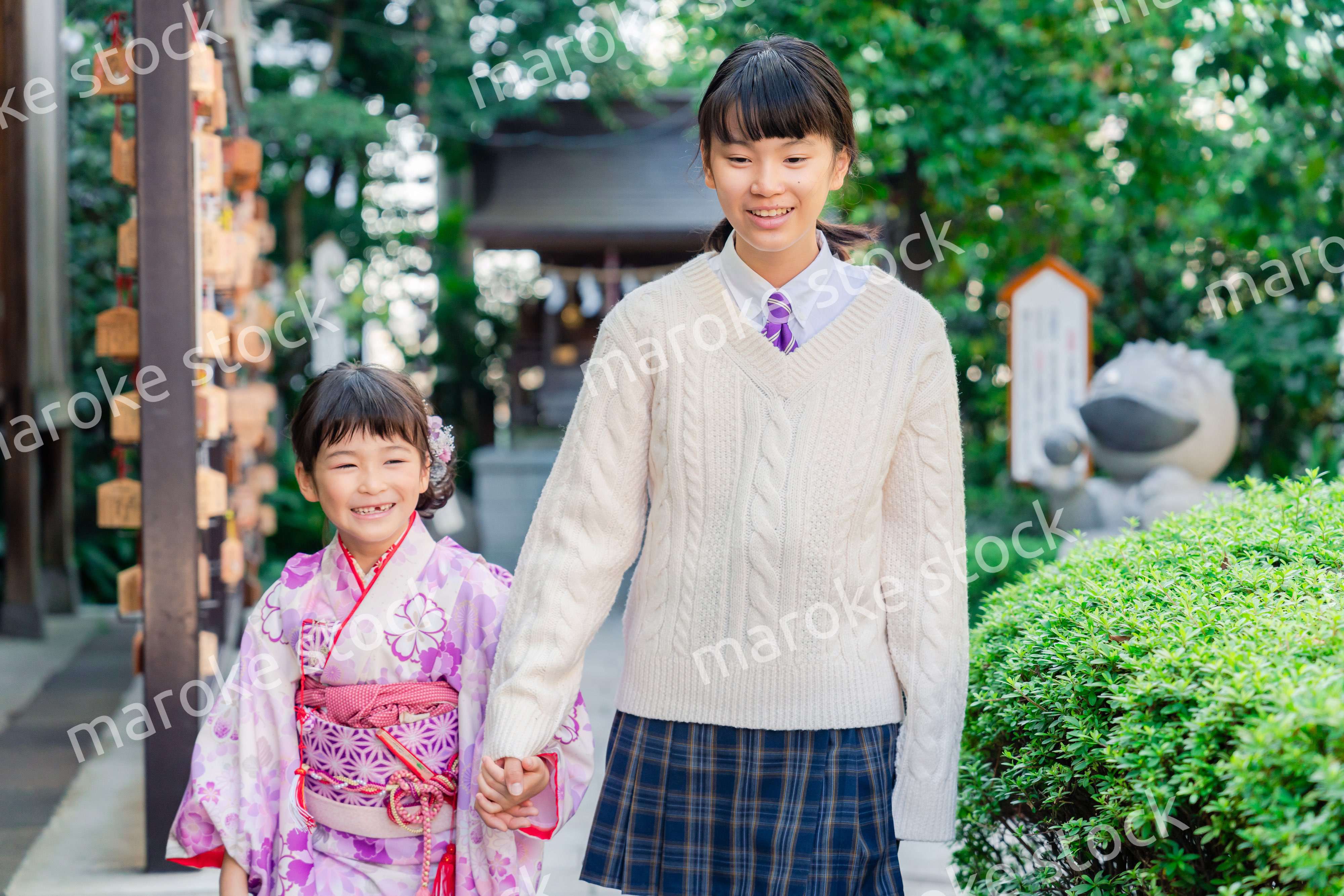 七五三の参拝をする姉妹