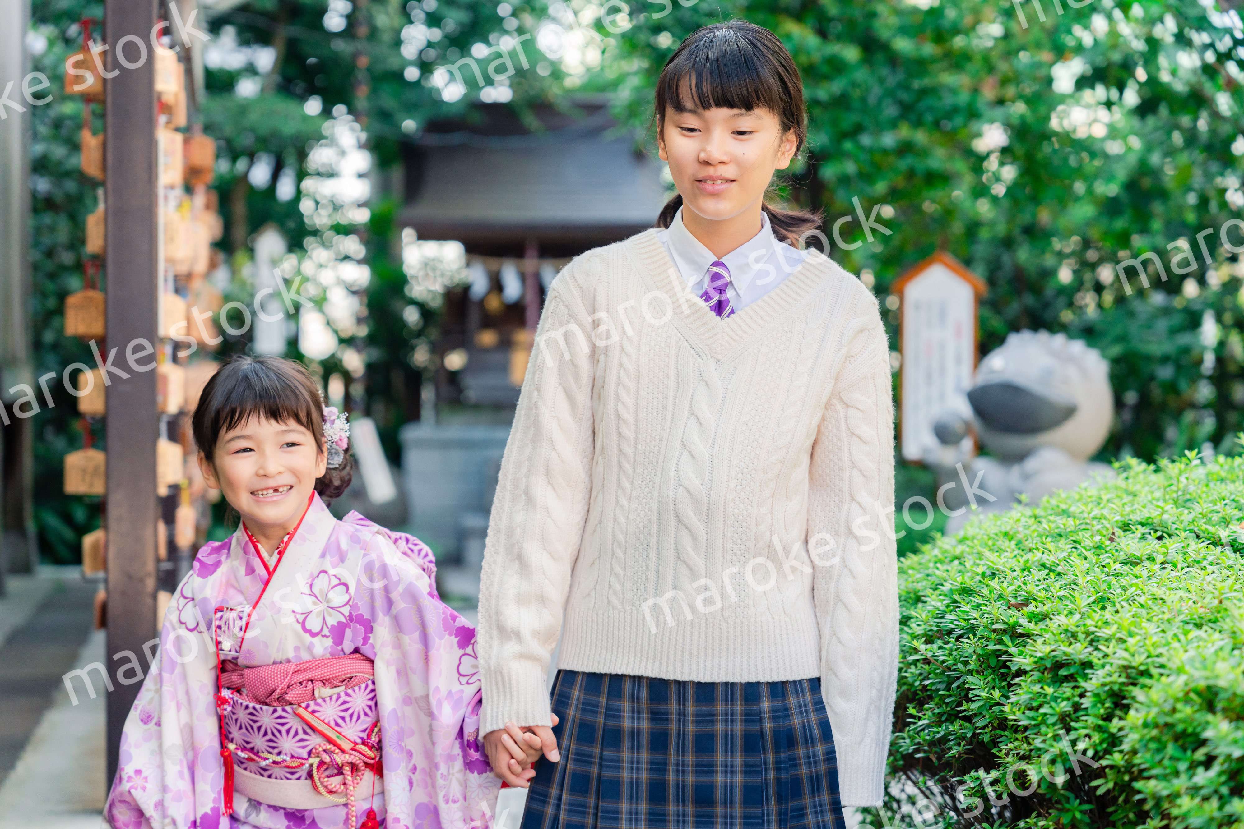 七五三の参拝をする姉妹