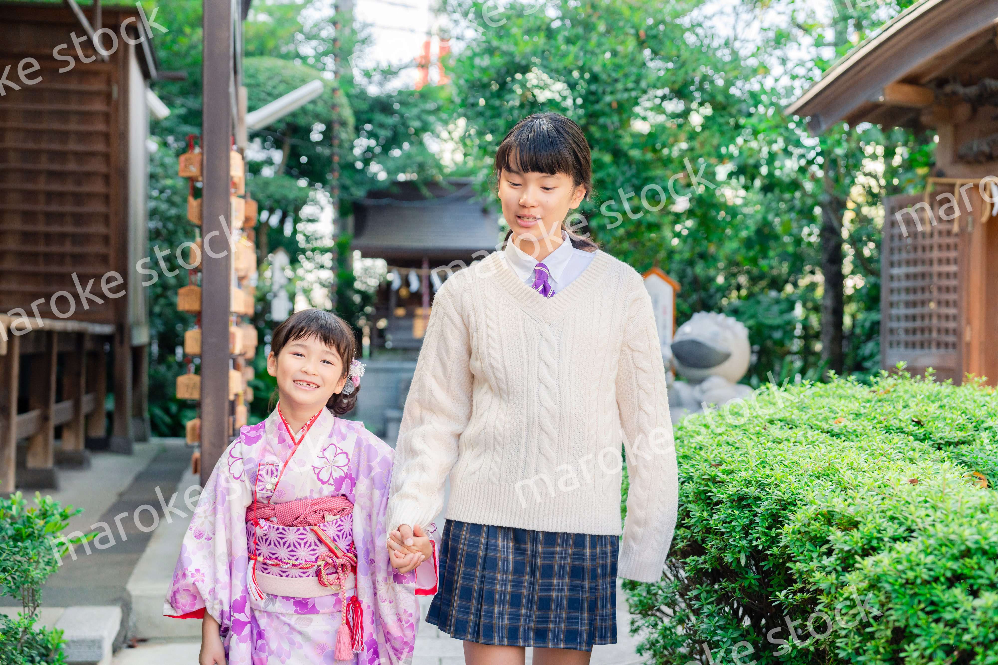 七五三の参拝をする姉妹