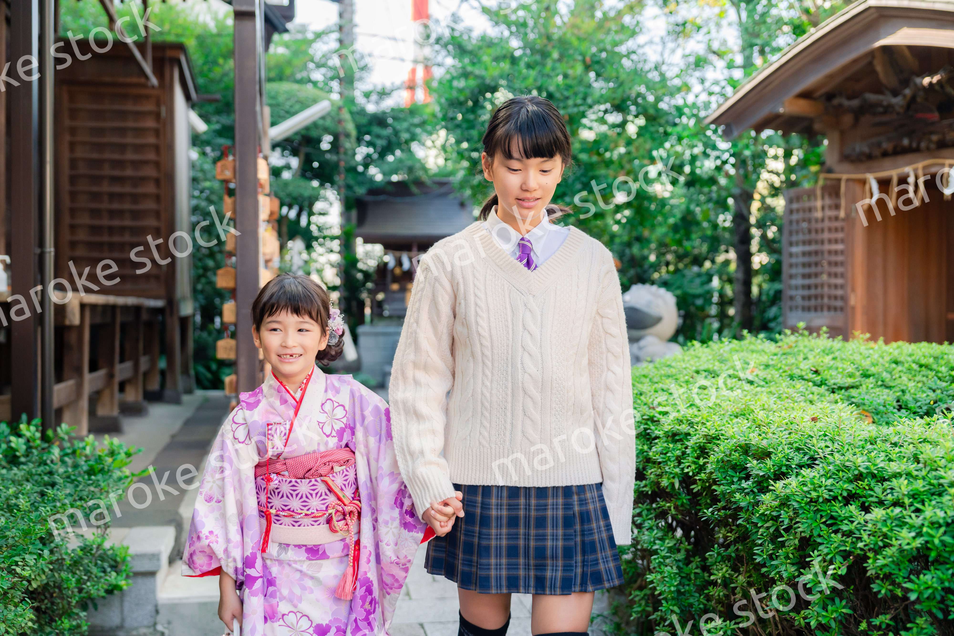 七五三の参拝をする姉妹