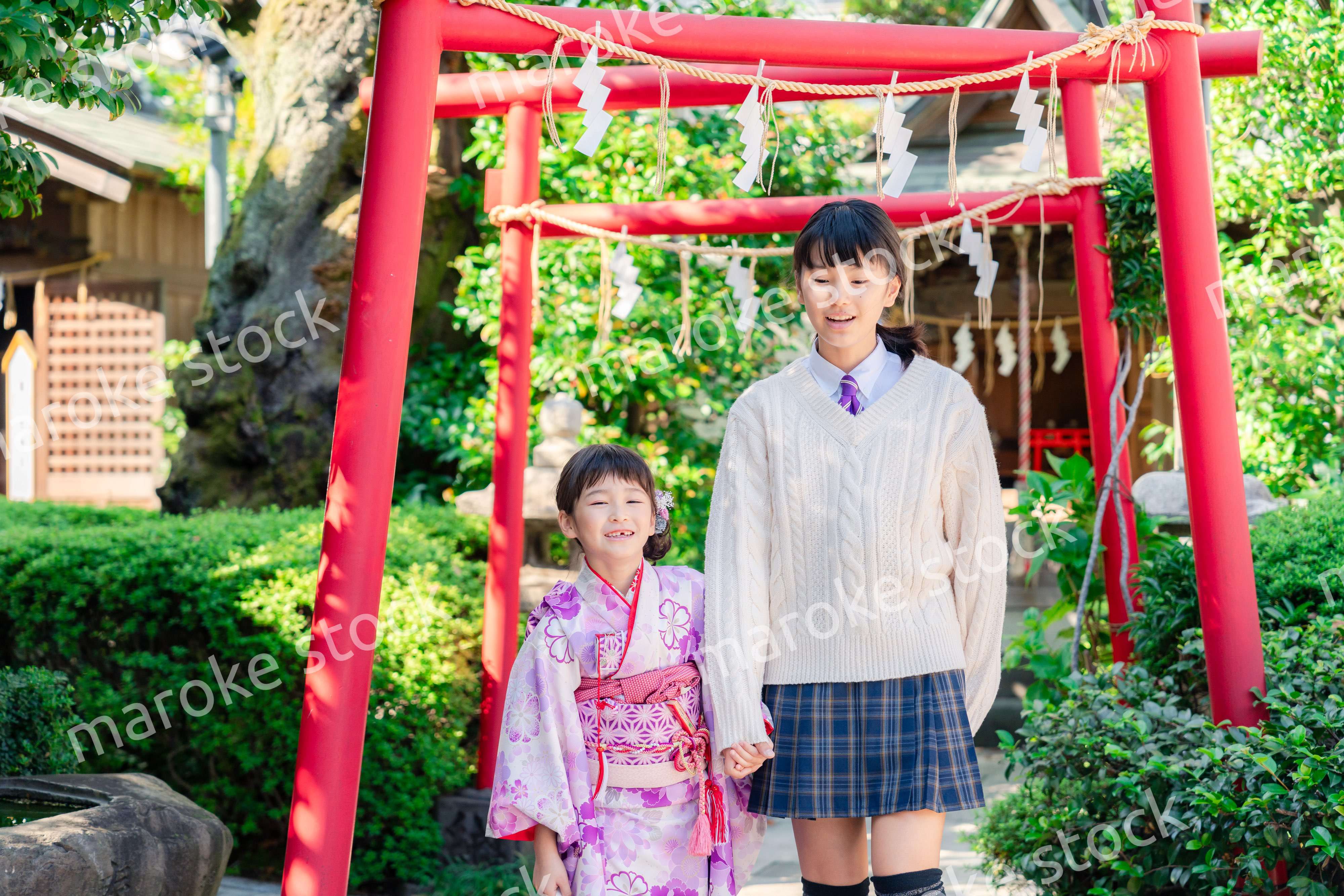 七五三の参拝をする姉妹