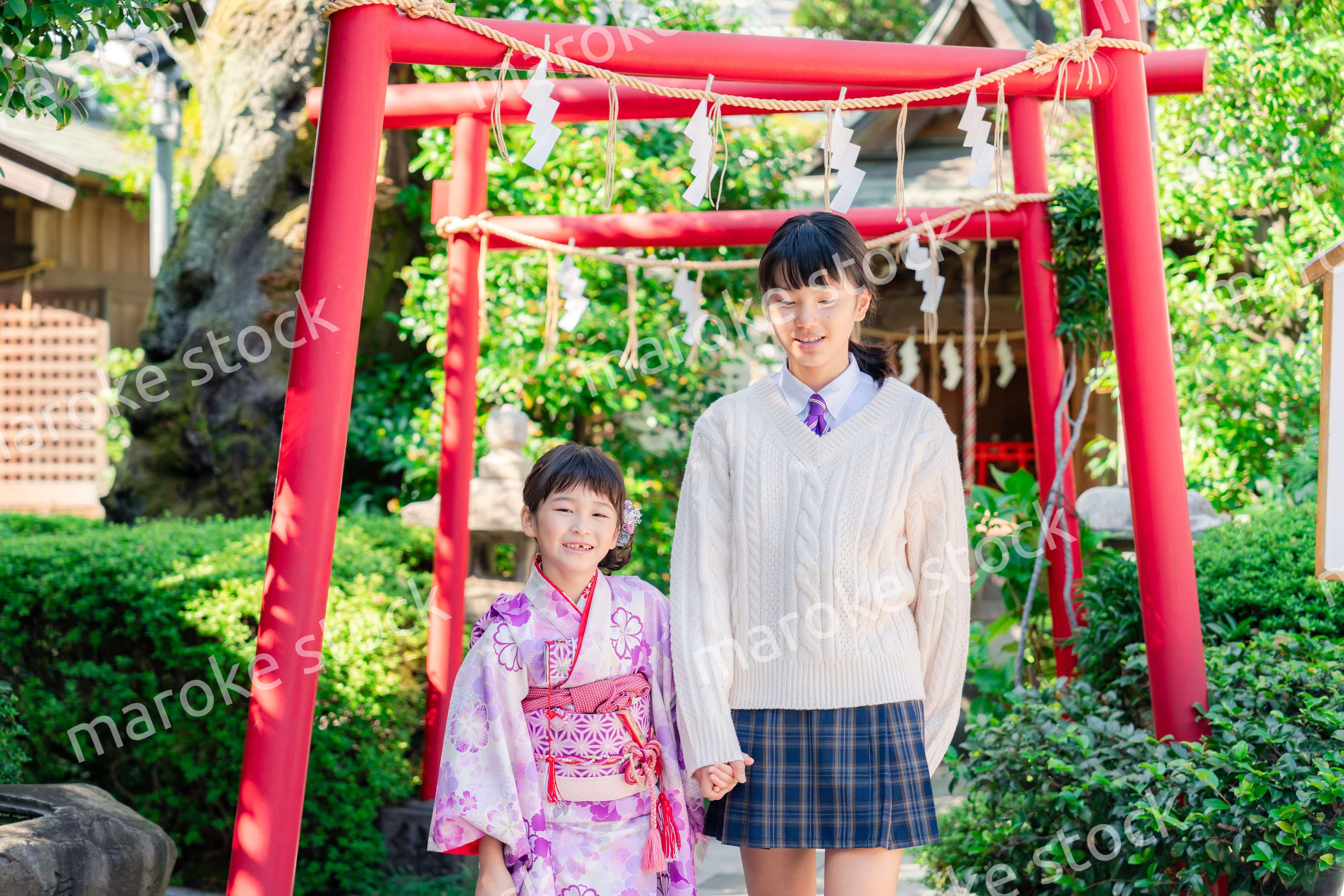 七五三の参拝をする姉妹