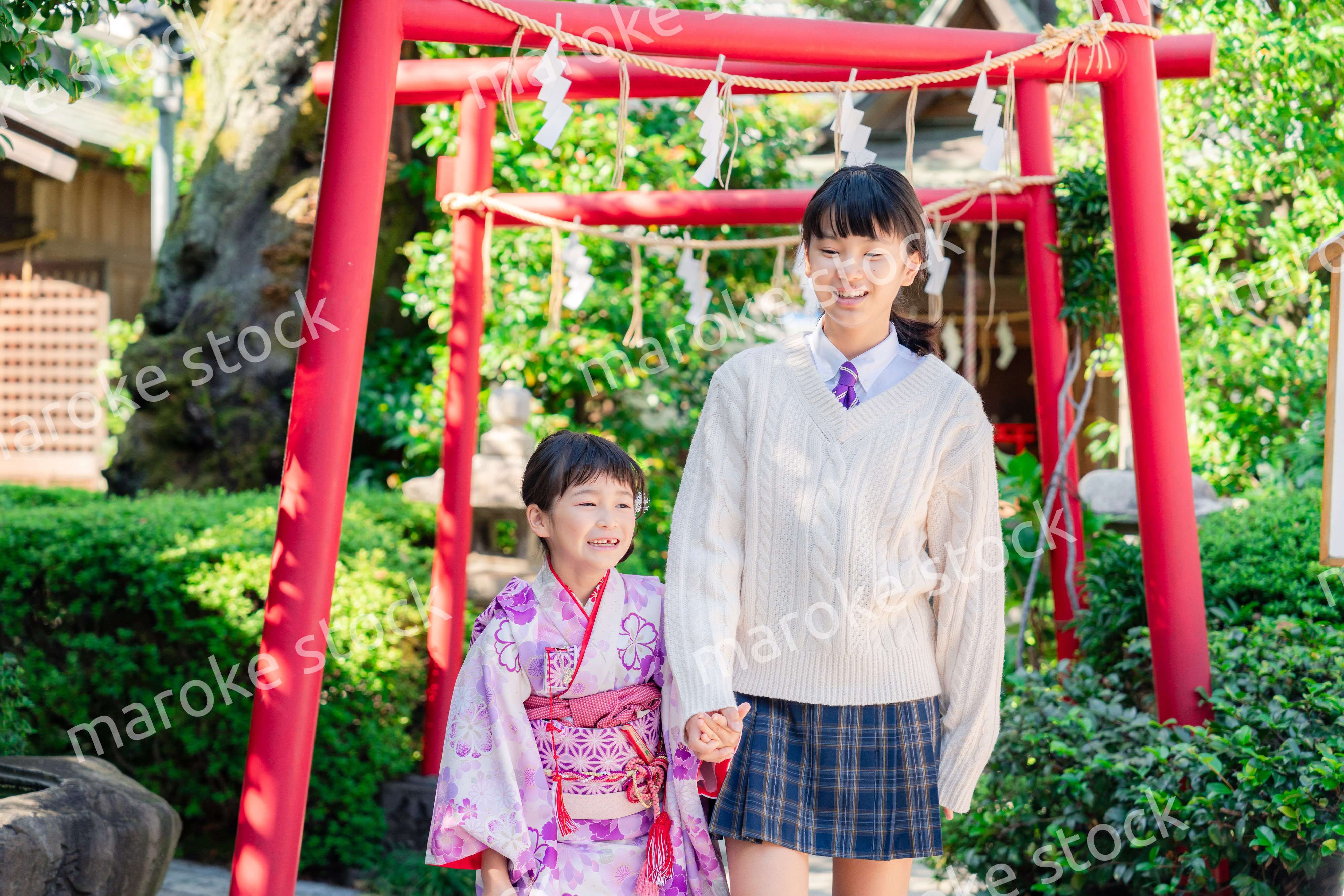 七五三の参拝をする姉妹