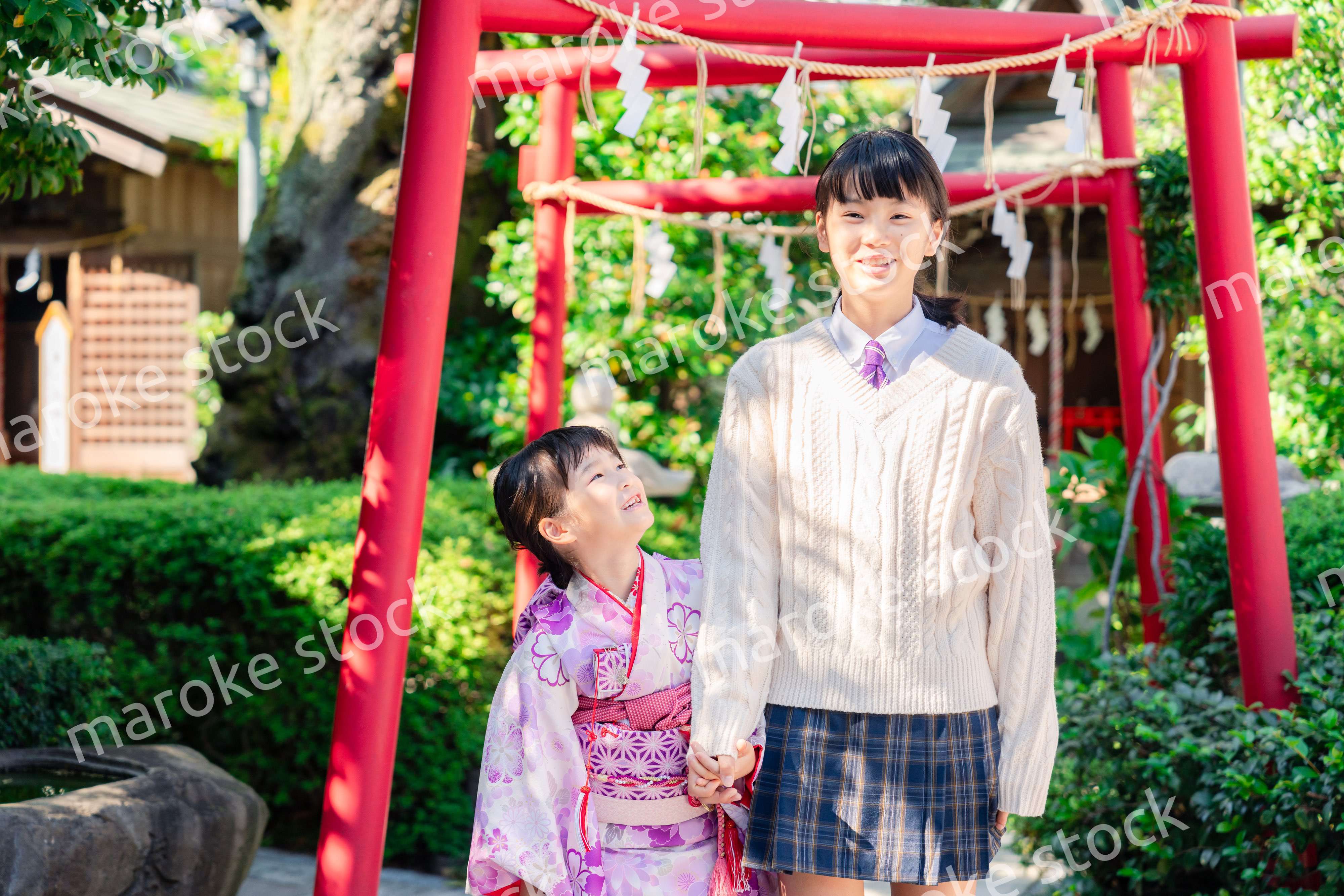 七五三の参拝をする姉妹