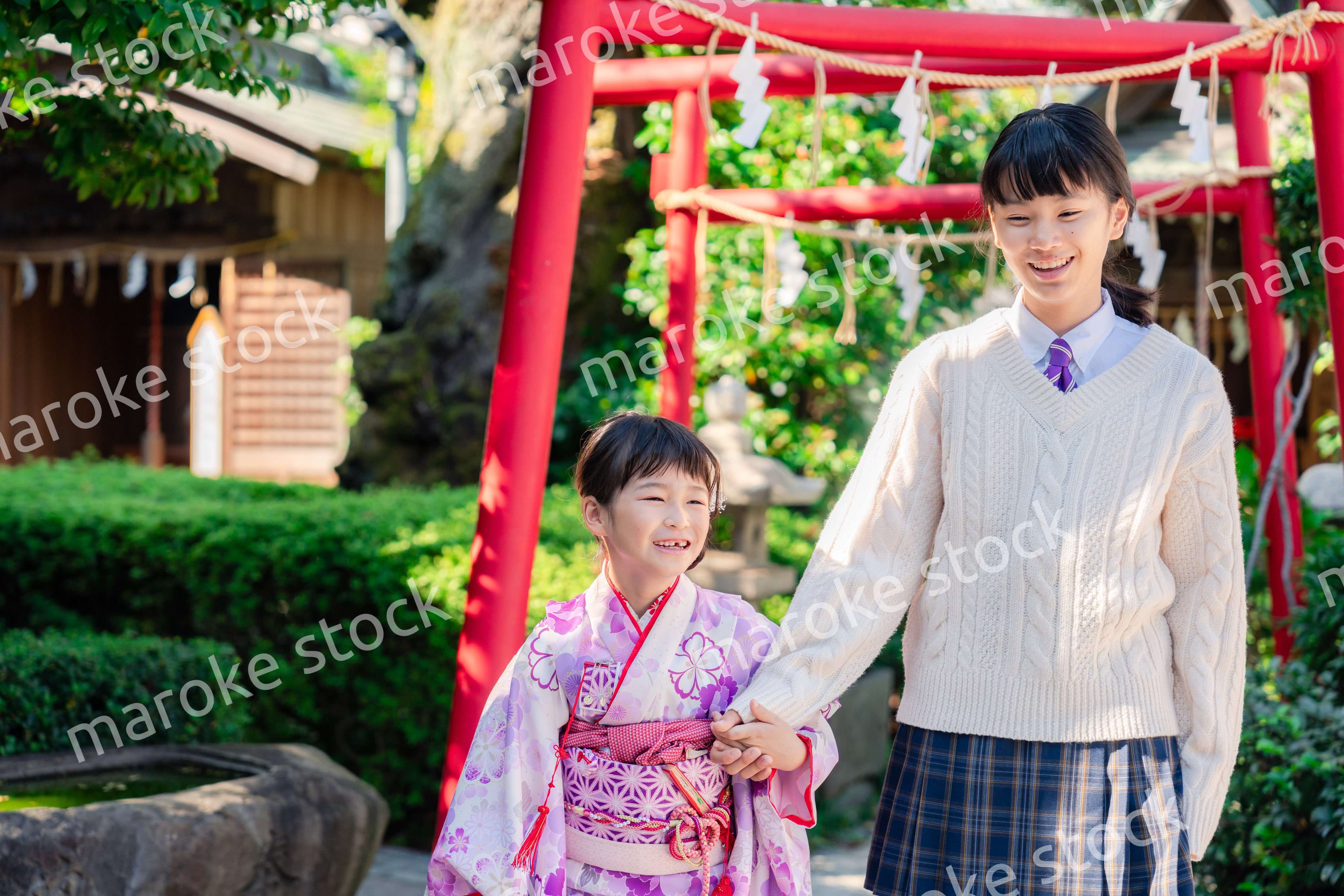 七五三の参拝をする姉妹