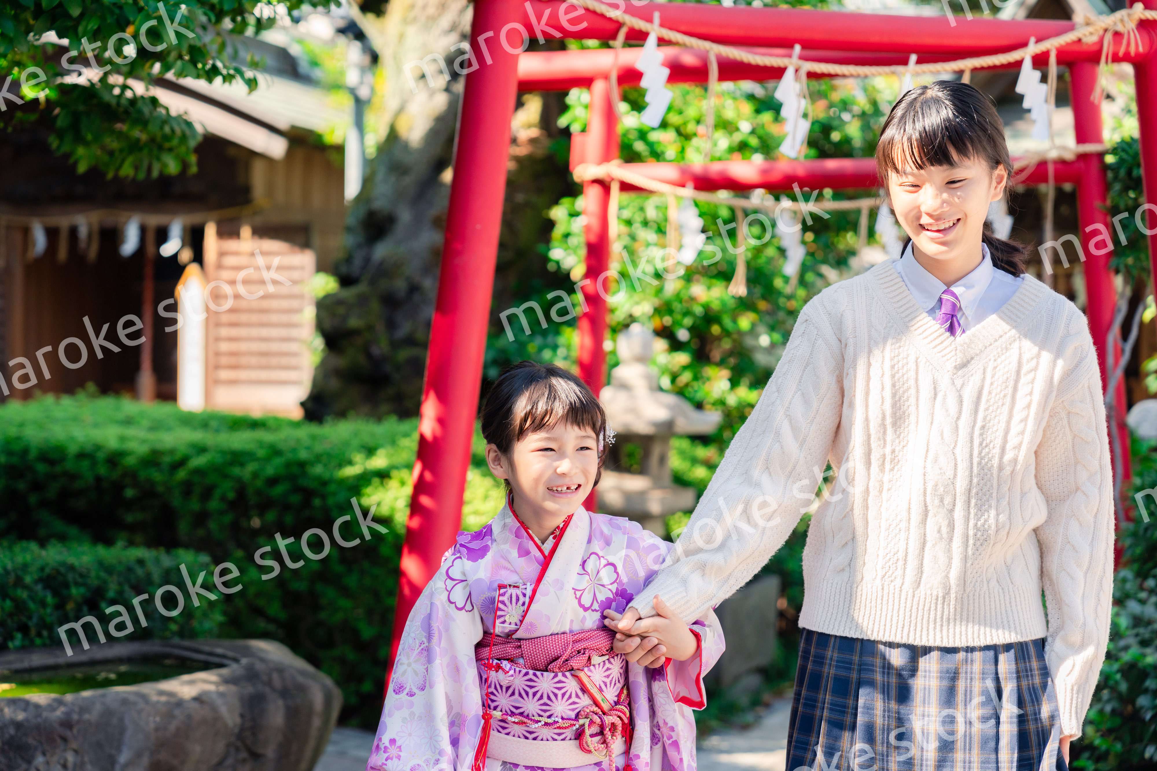 七五三の参拝をする姉妹