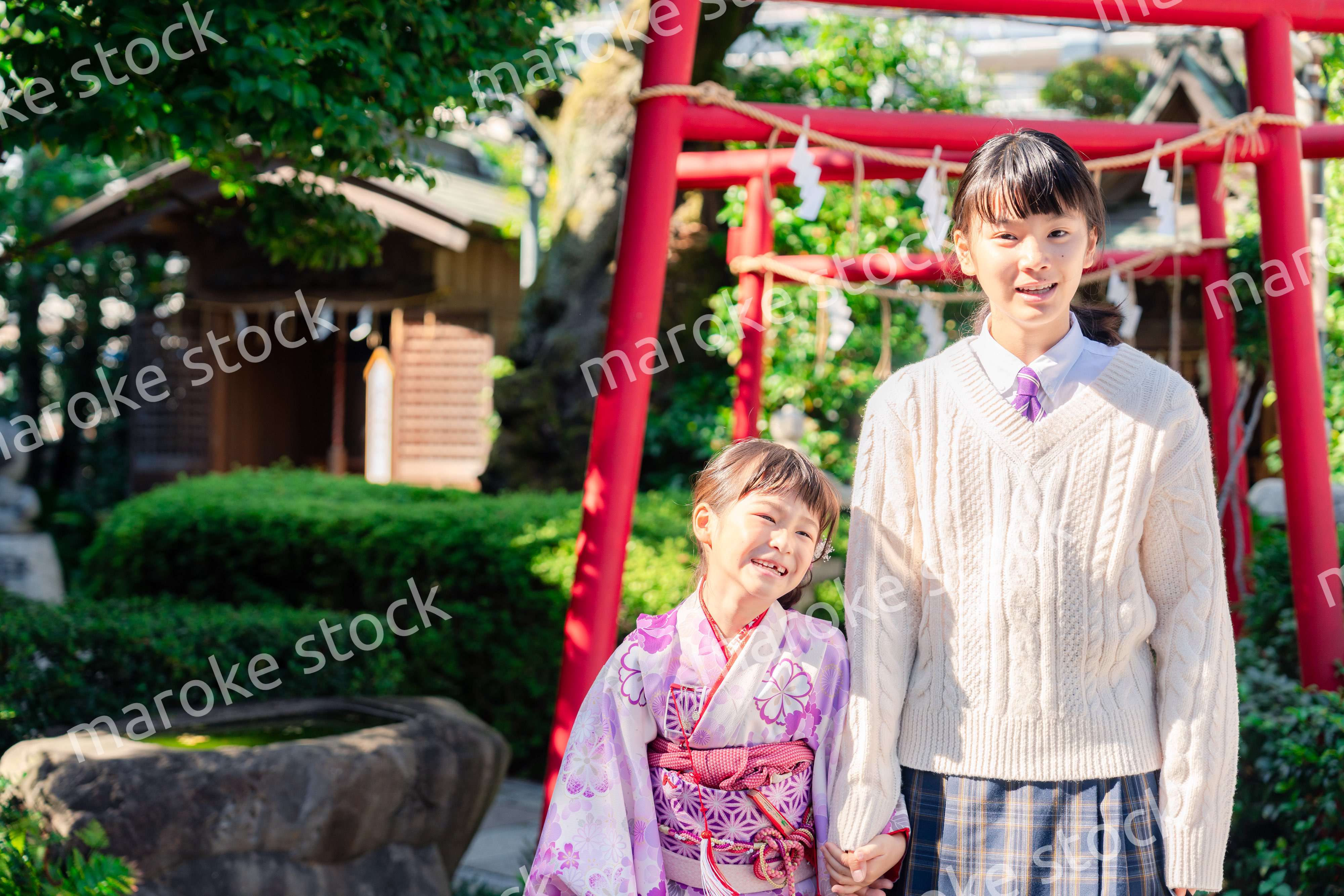 七五三の参拝をする姉妹