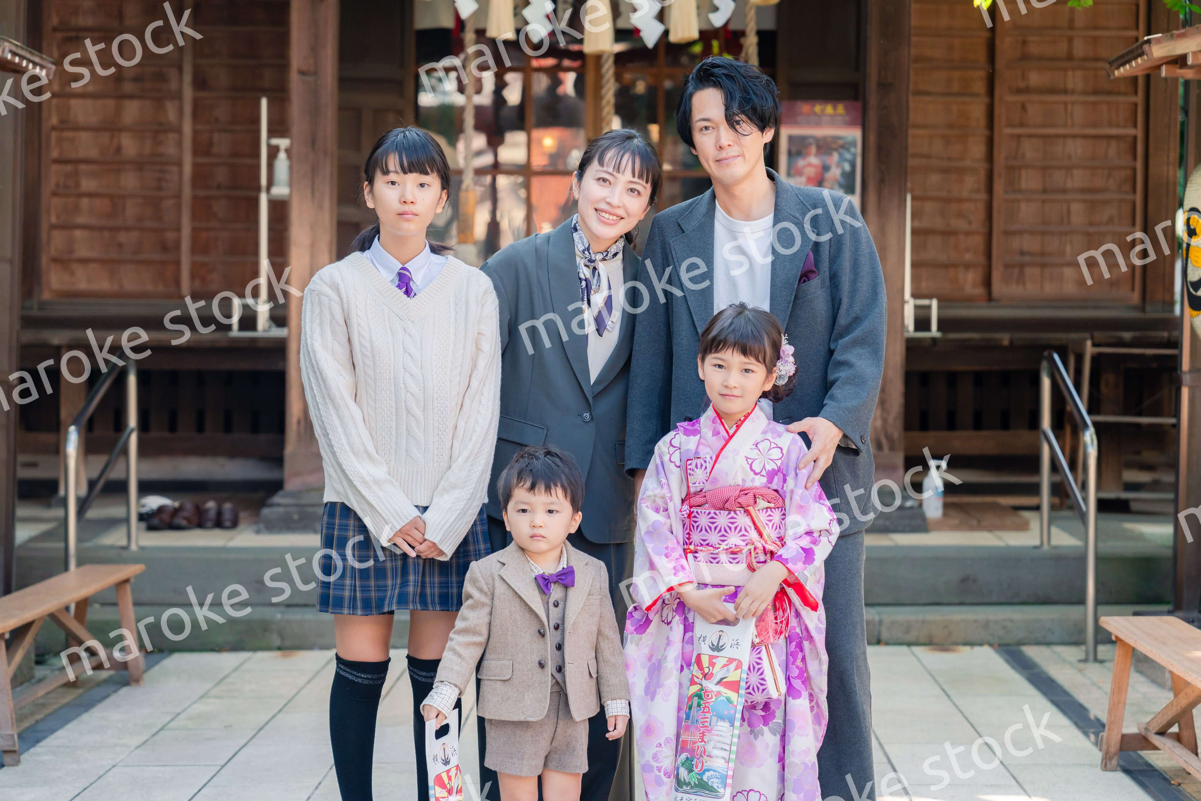 兄弟姉妹揃って神社で七五三のお祝いをする家族