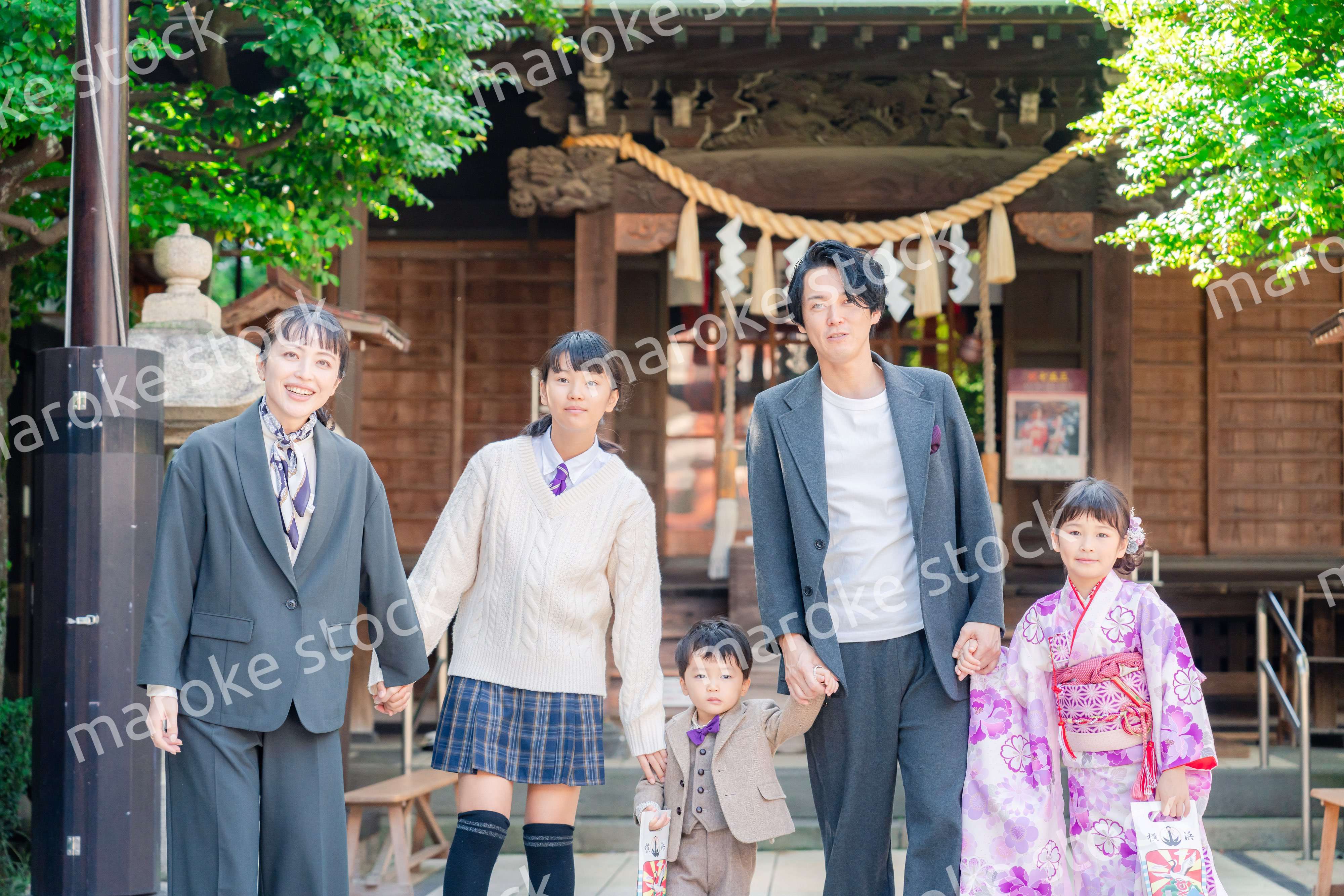 兄弟姉妹揃って神社で七五三のお祝いをする家族