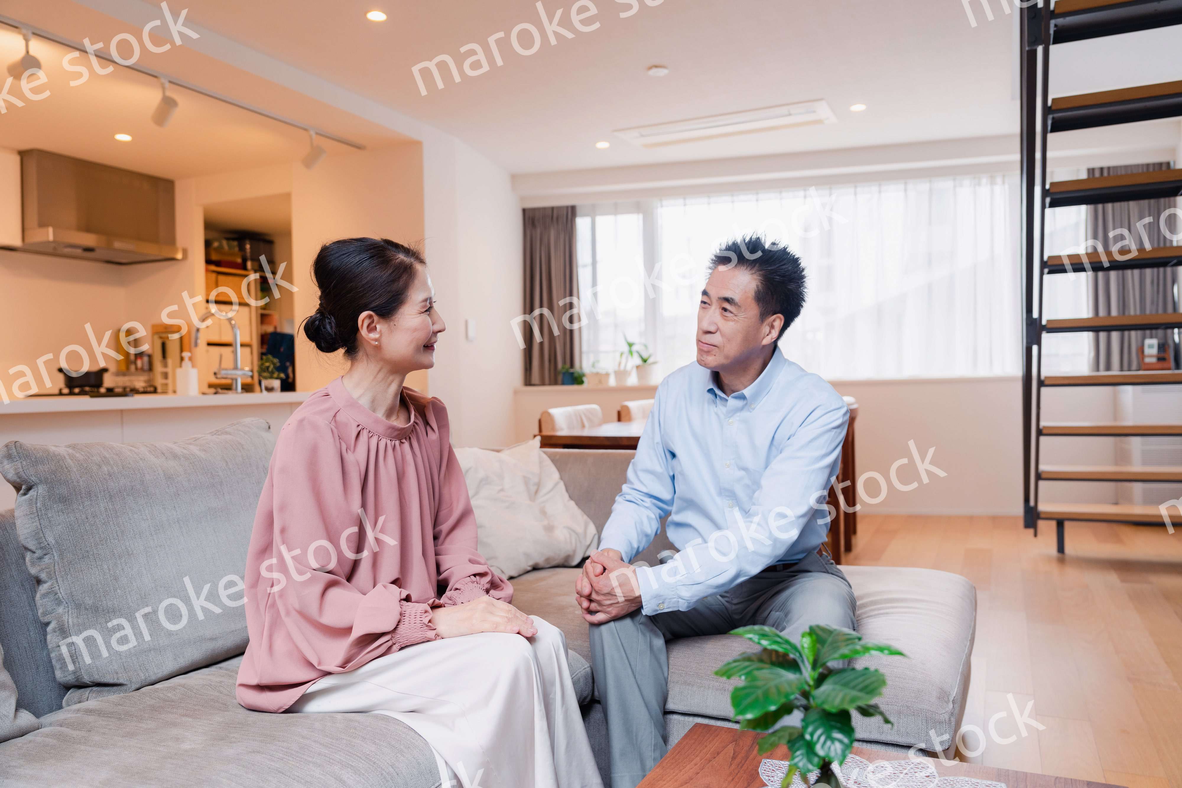 高級老人ホームで過ごすシニアの2人