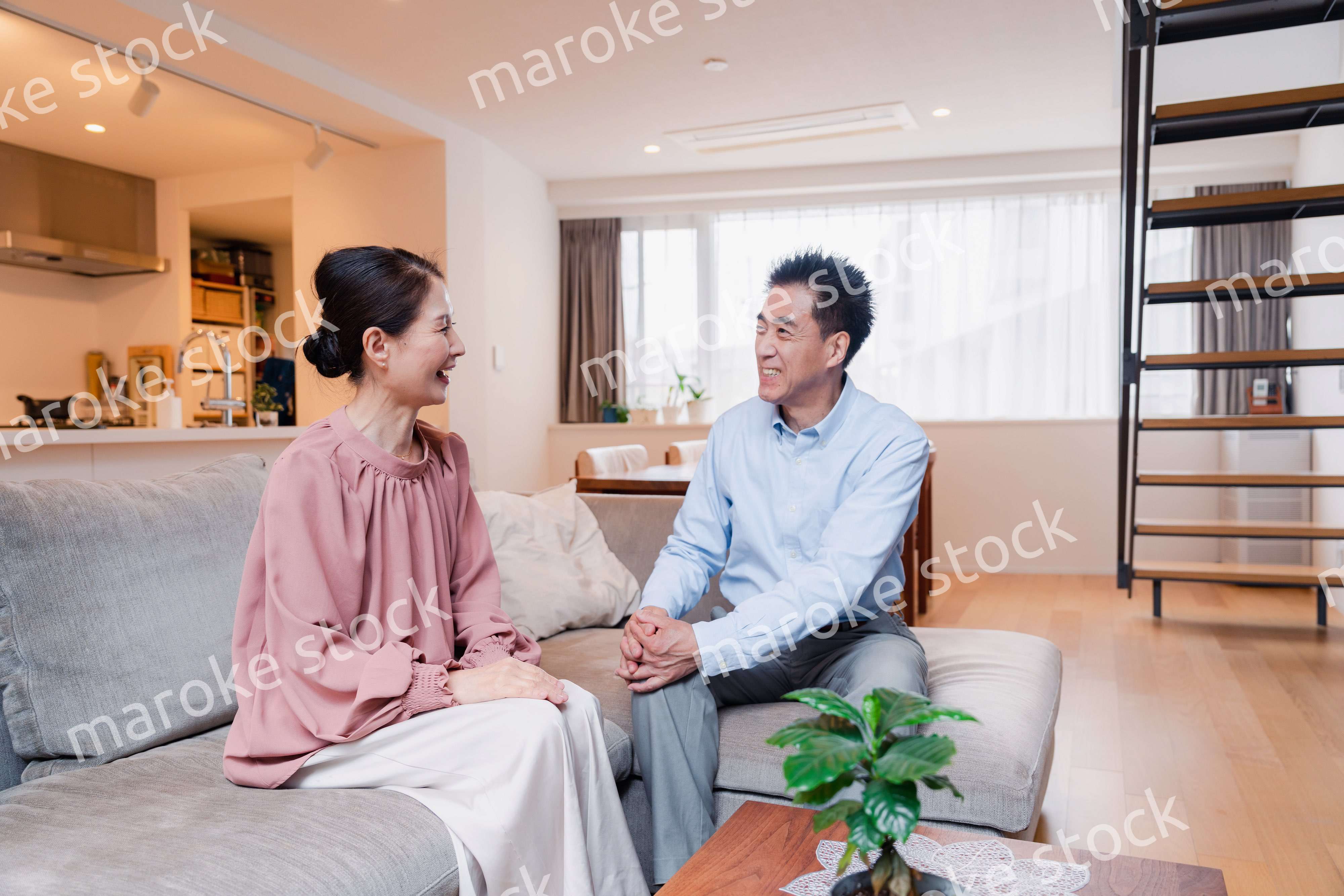 高級老人ホームで過ごすシニアの2人