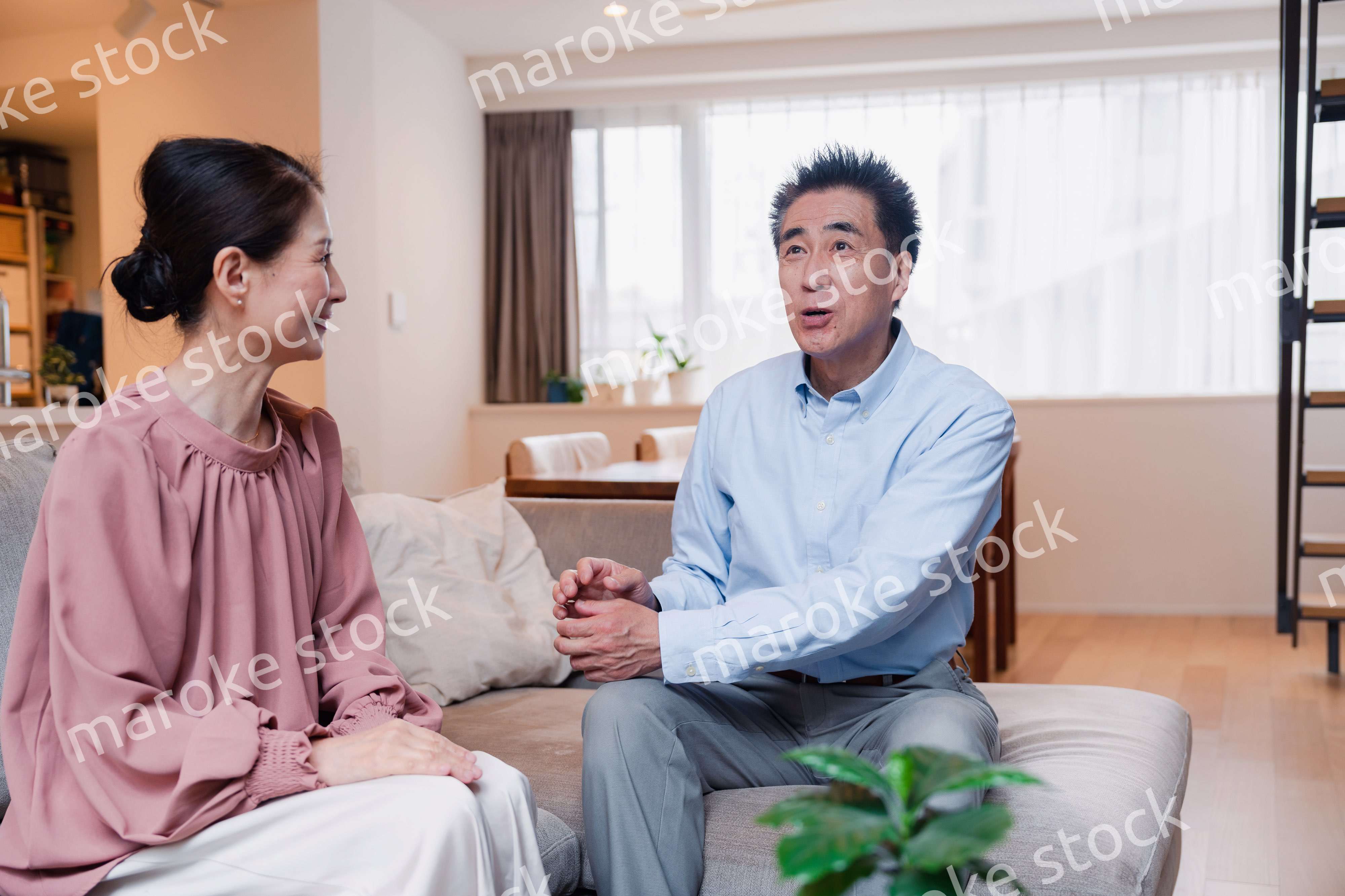 高級老人ホームで過ごすシニアの2人