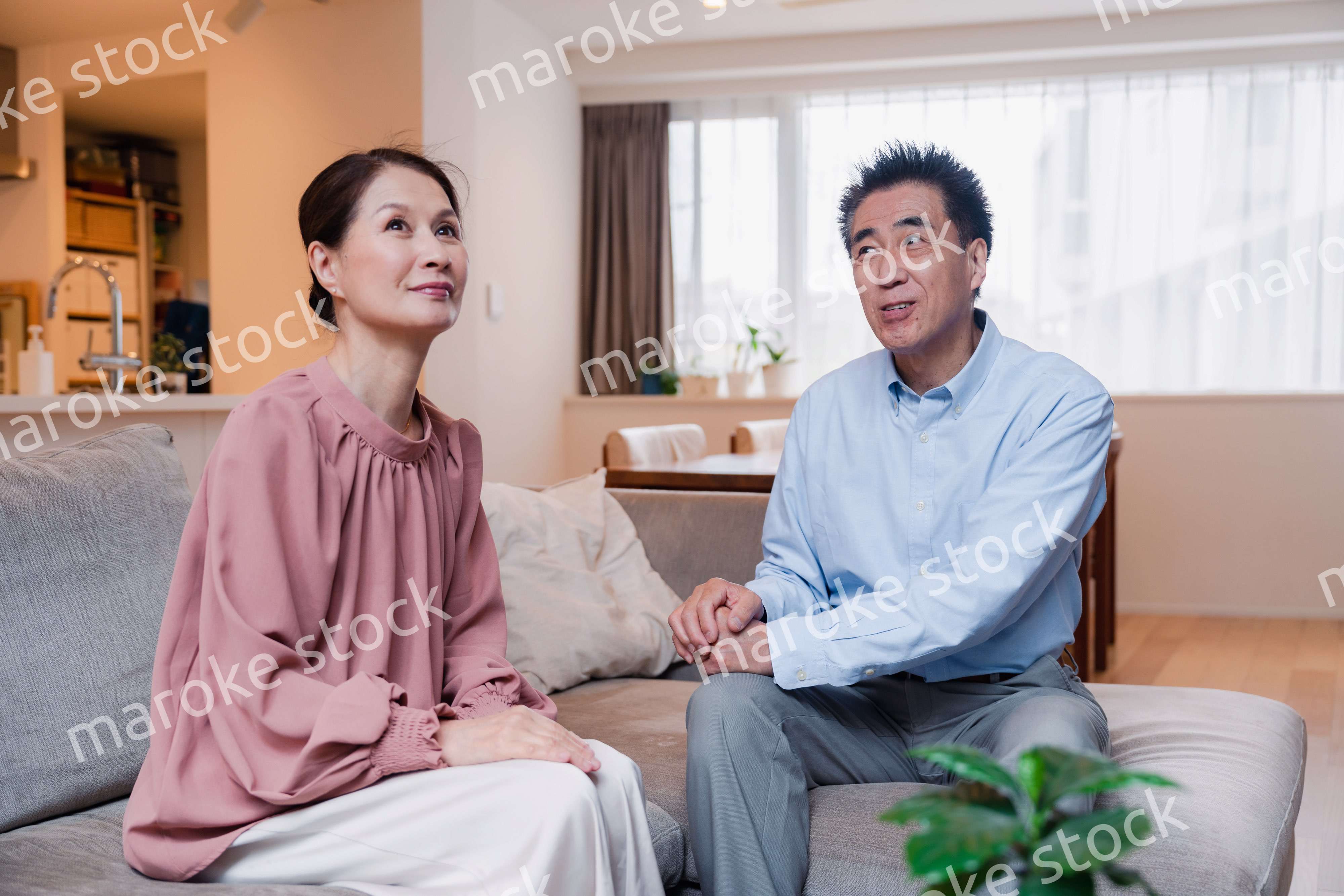 高級老人ホームで過ごすシニアの2人