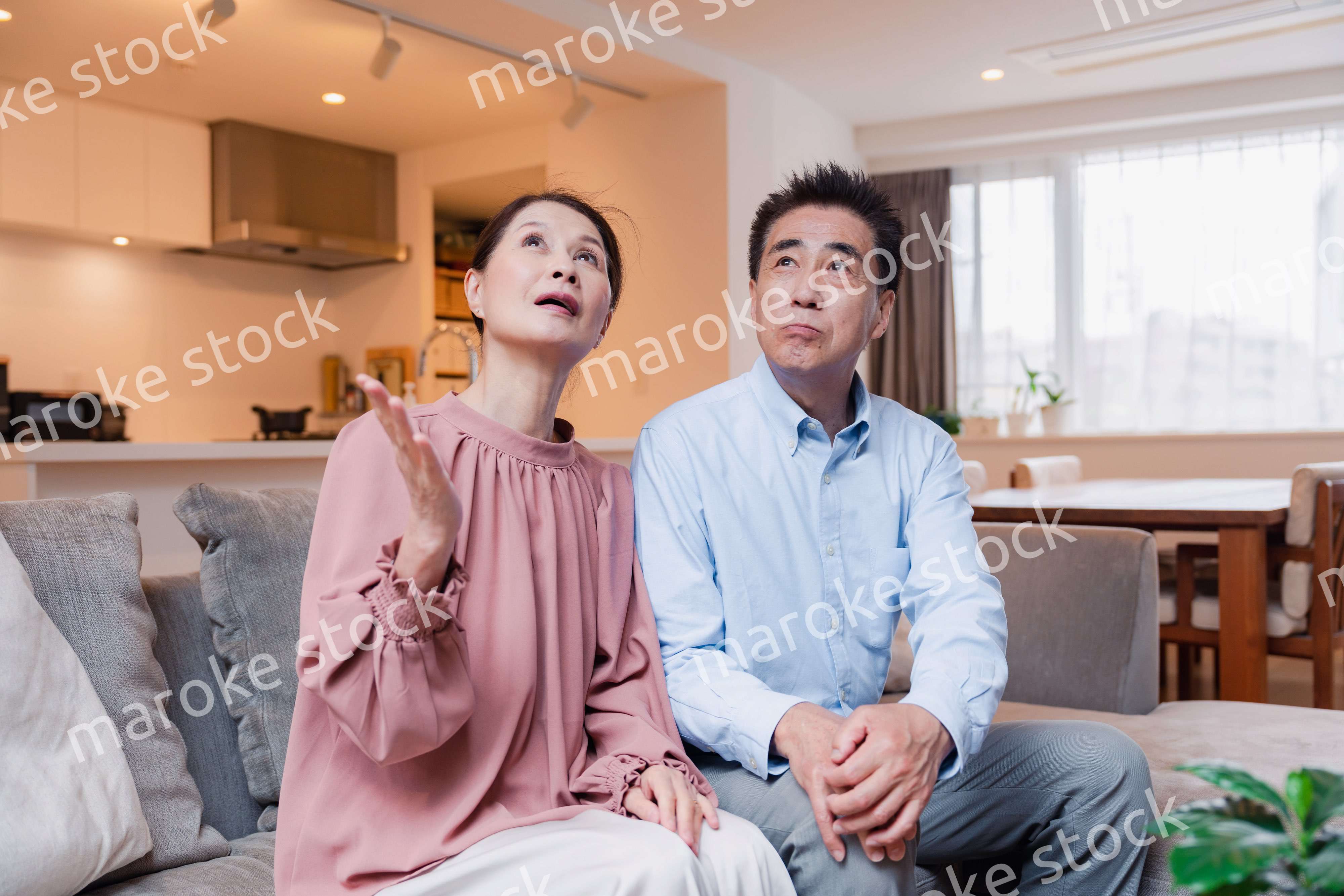 高級老人ホームで過ごすシニアの2人