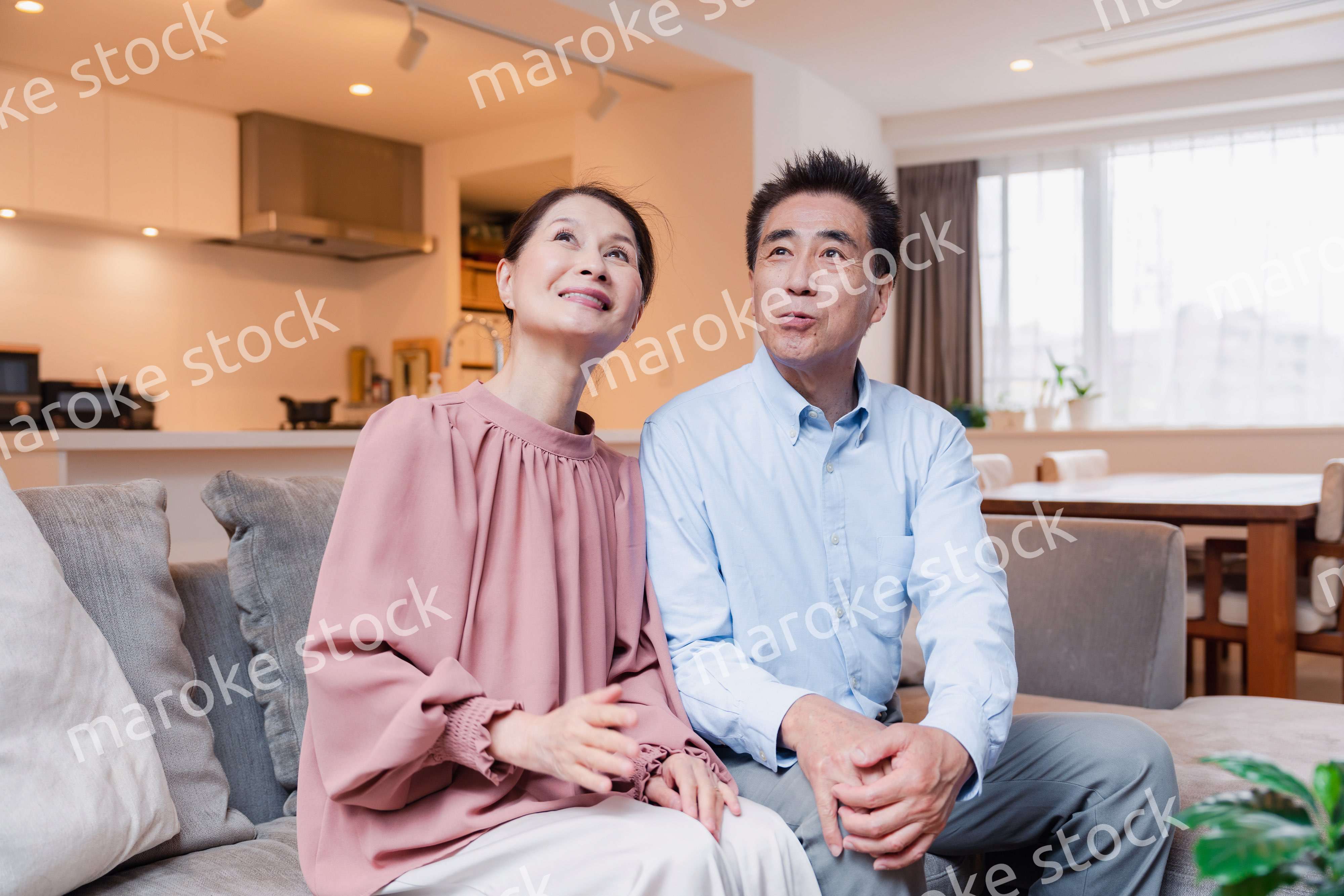 高級老人ホームで過ごすシニアの2人