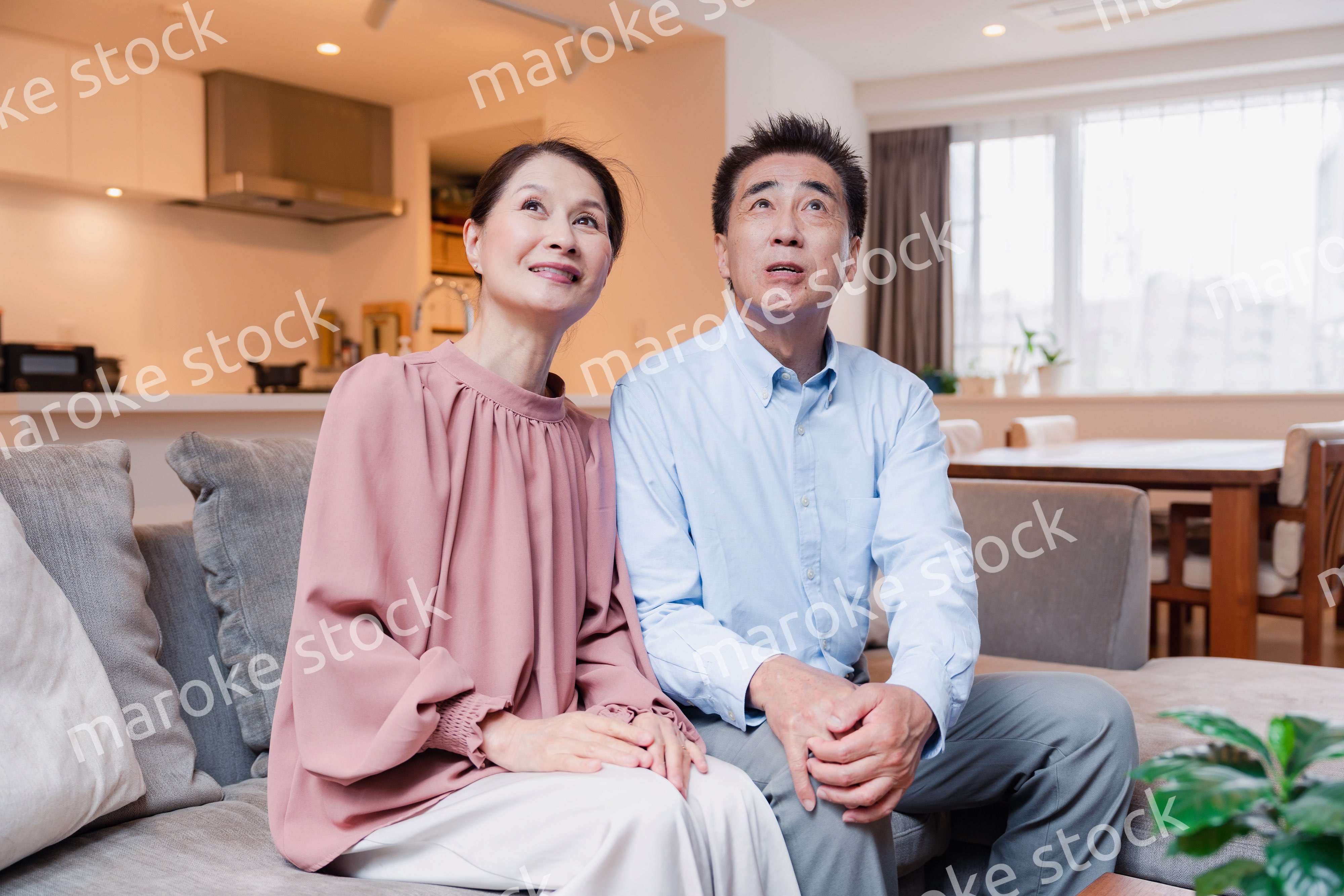 高級老人ホームで過ごすシニアの2人