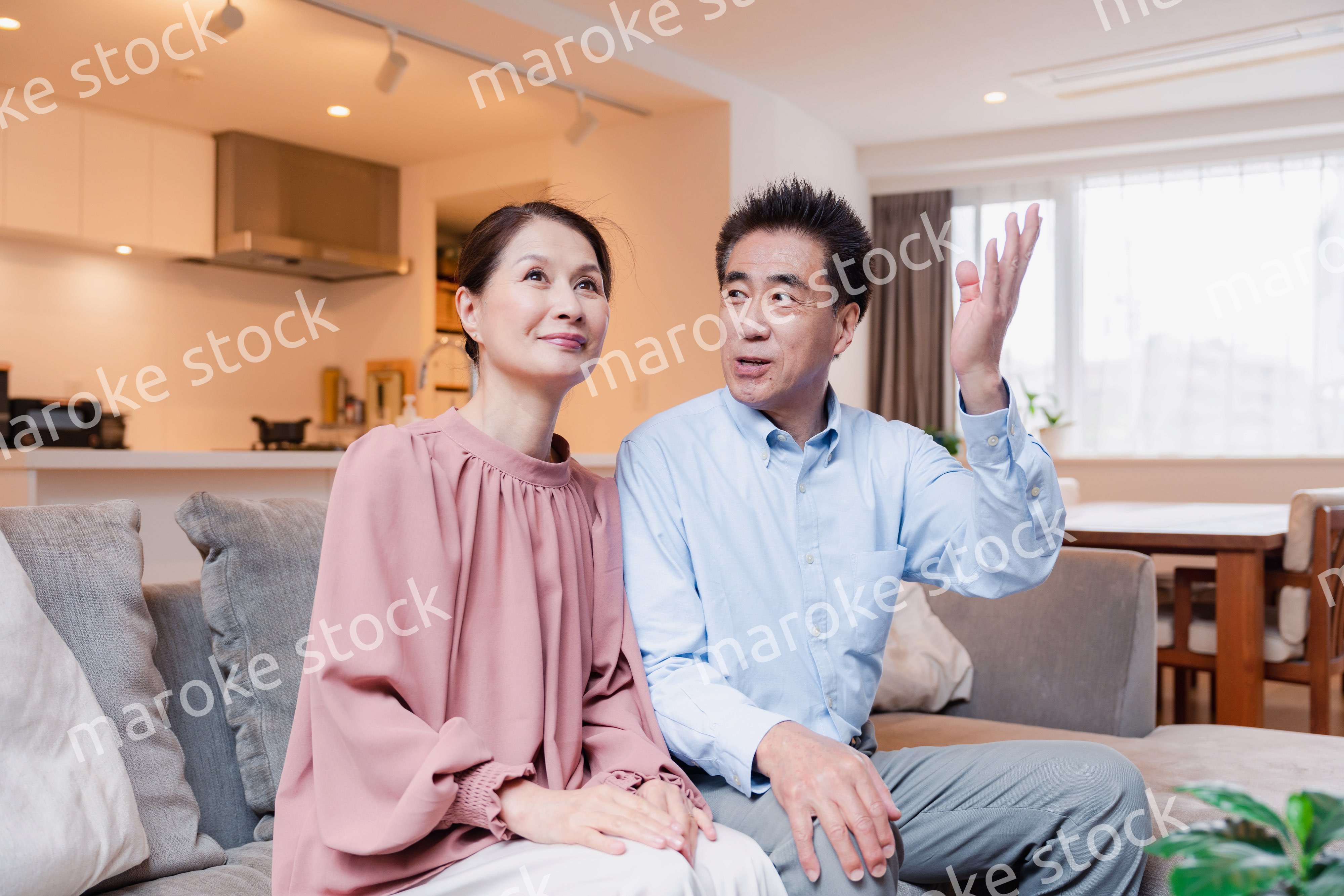 高級老人ホームで過ごすシニアの2人