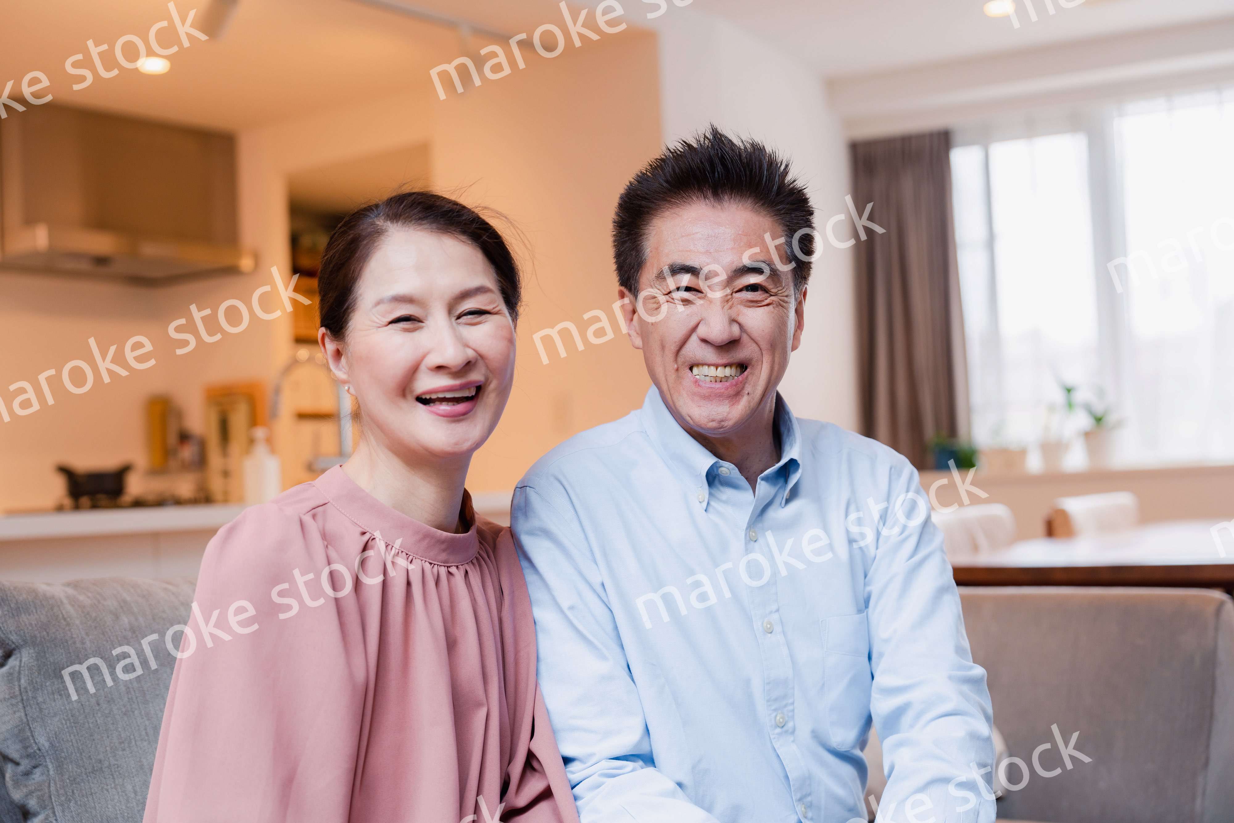 高級老人ホームで過ごすシニアの2人