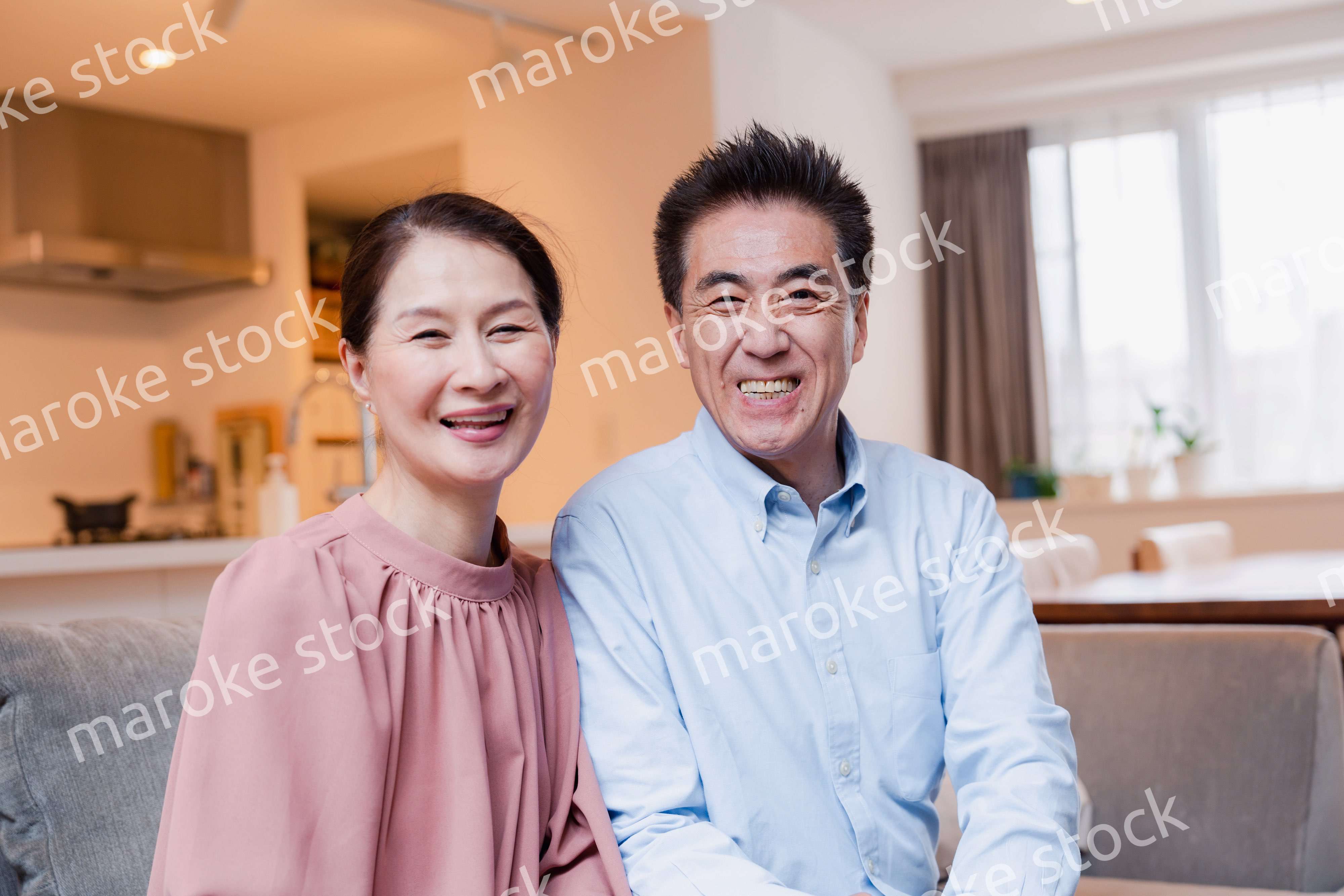 高級老人ホームで過ごすシニアの2人