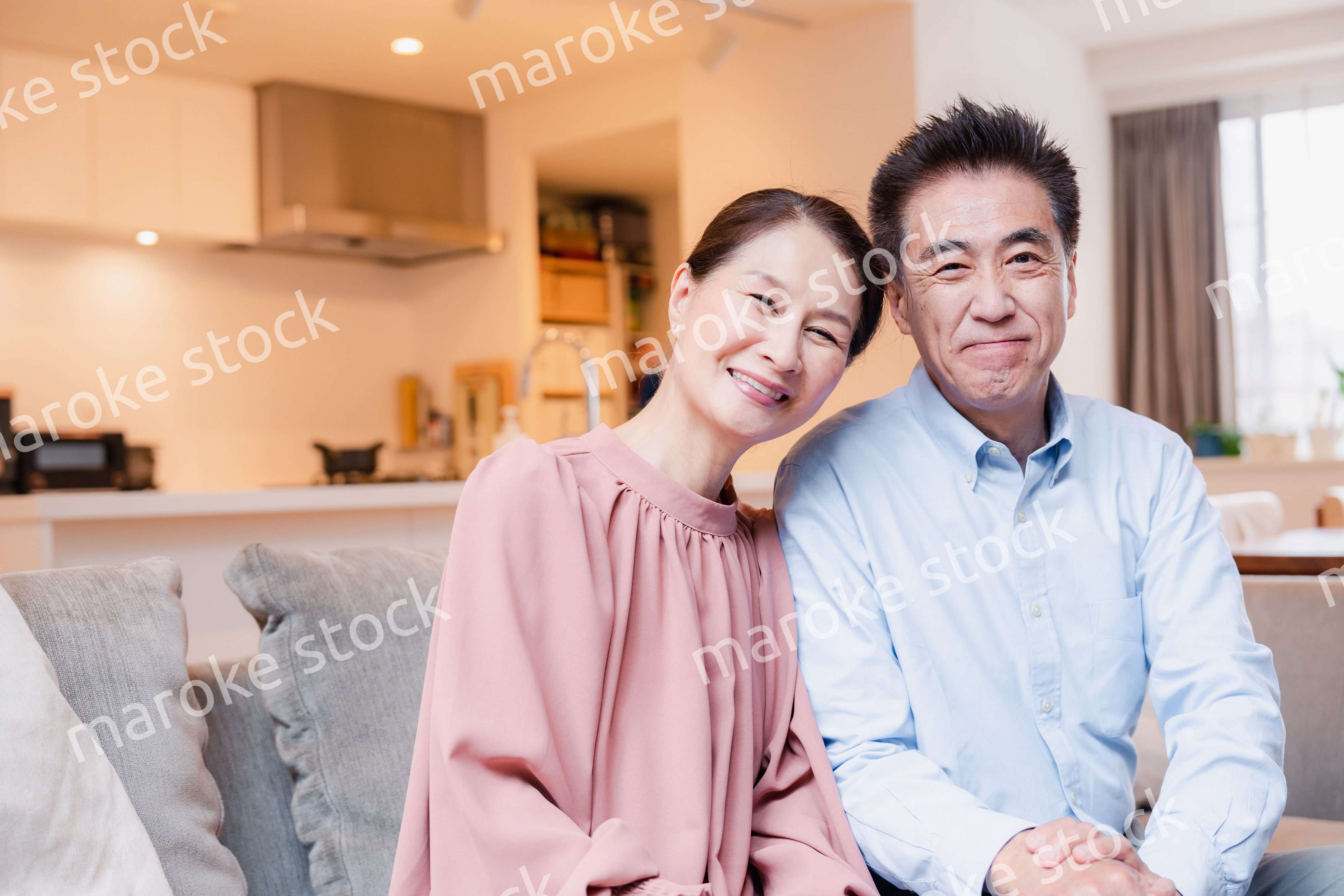 高級老人ホームで過ごすシニアの2人