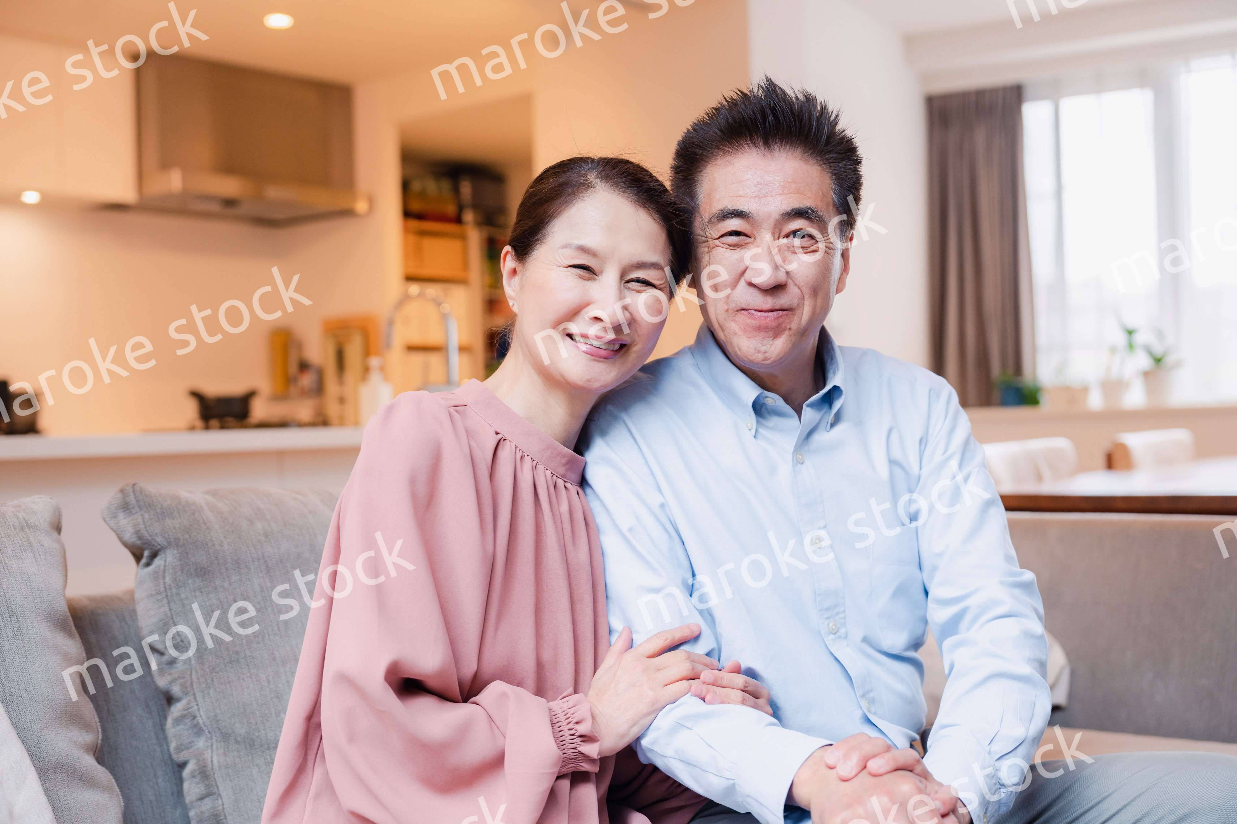 高級老人ホームで過ごすシニアの2人