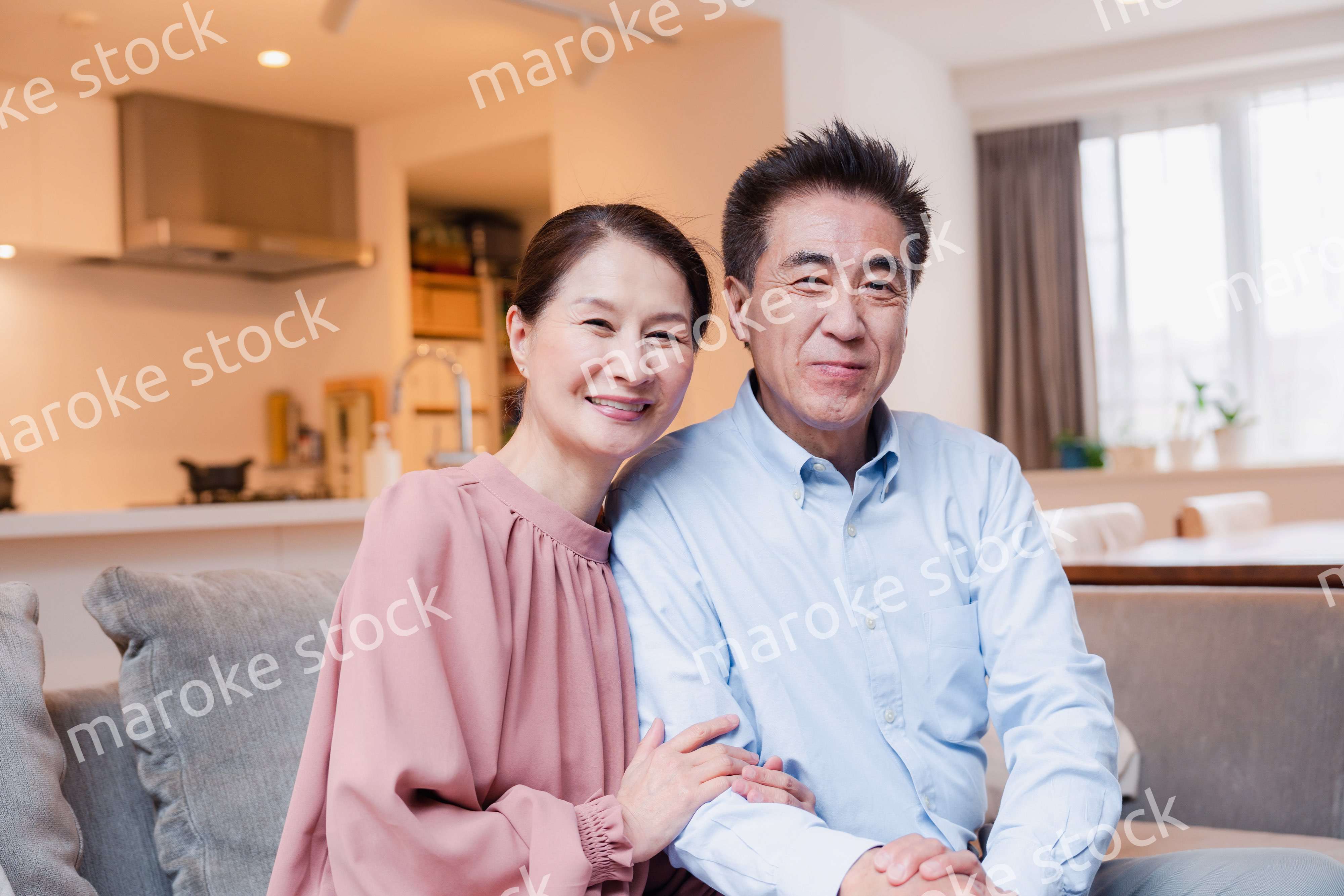 高級老人ホームで過ごすシニアの2人