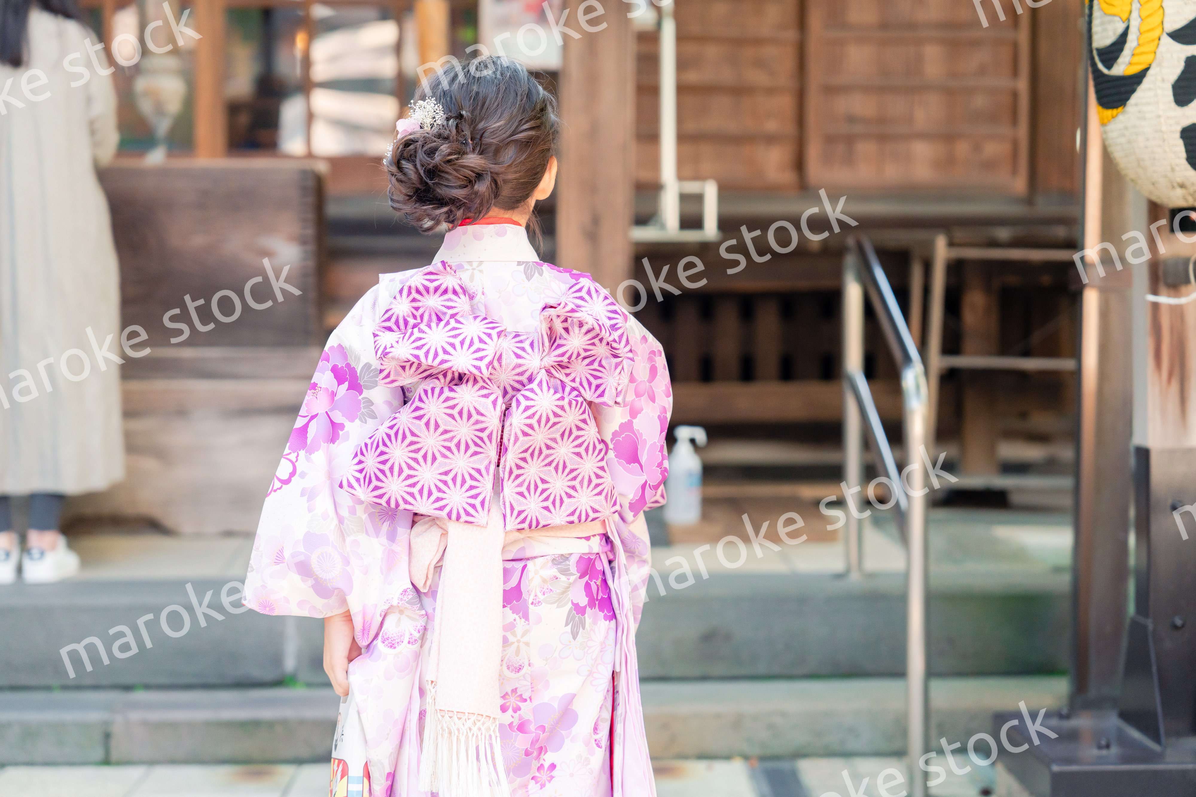 着物姿で七五三のお祝いをする5歳の女の子