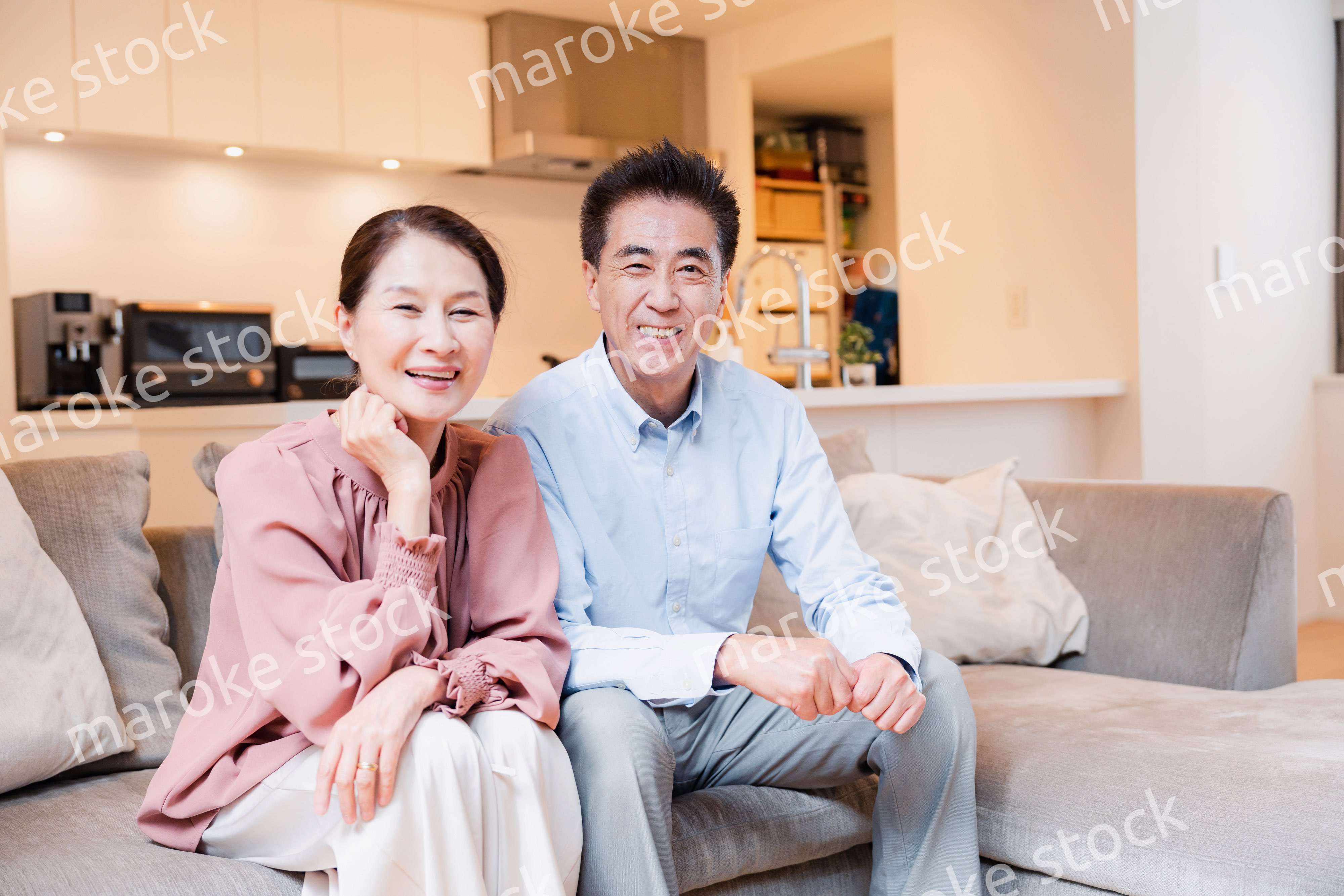 家でテレビを見るシニアの夫婦