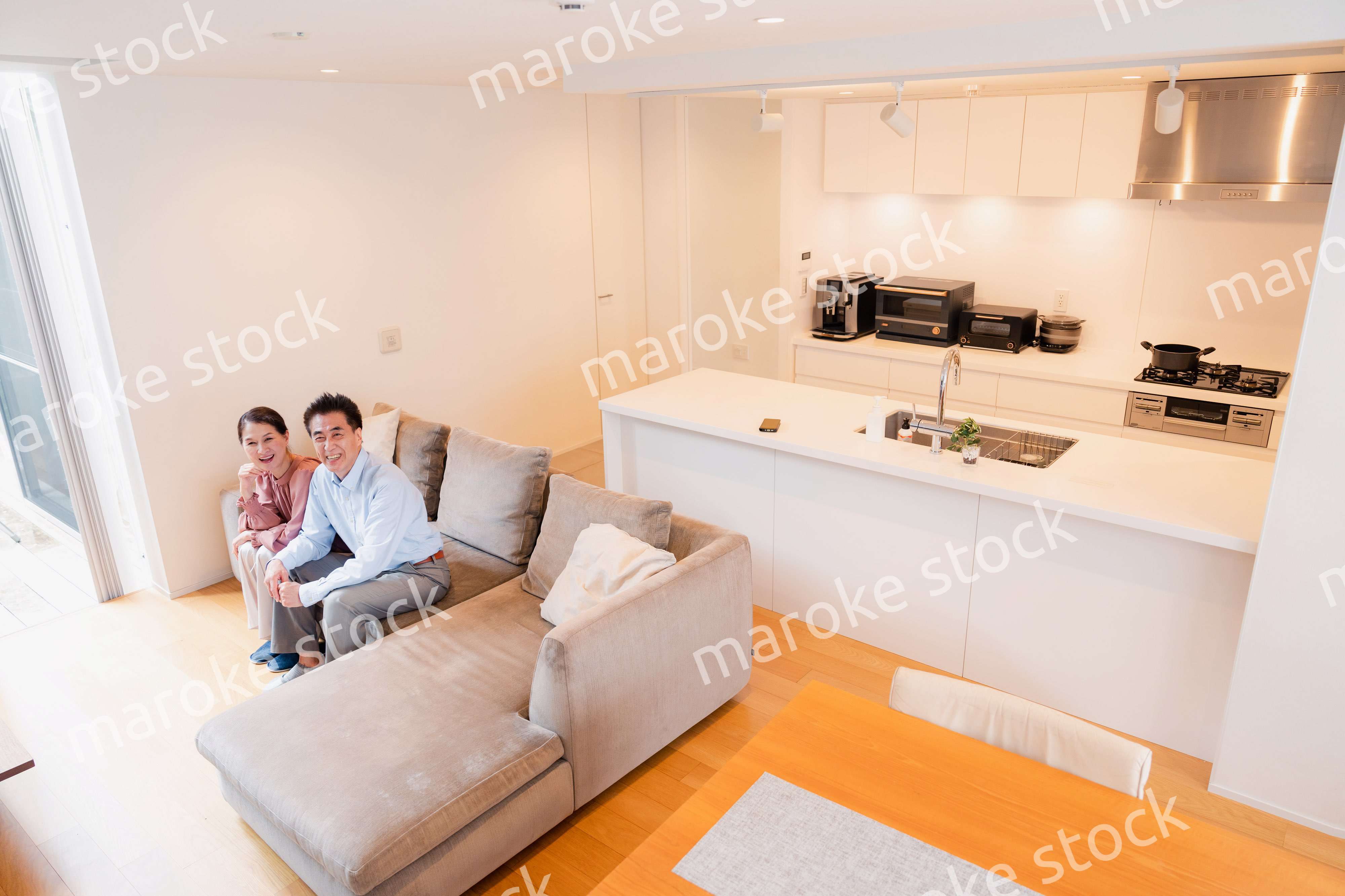 高級老人ホームで過ごすシニアの2人