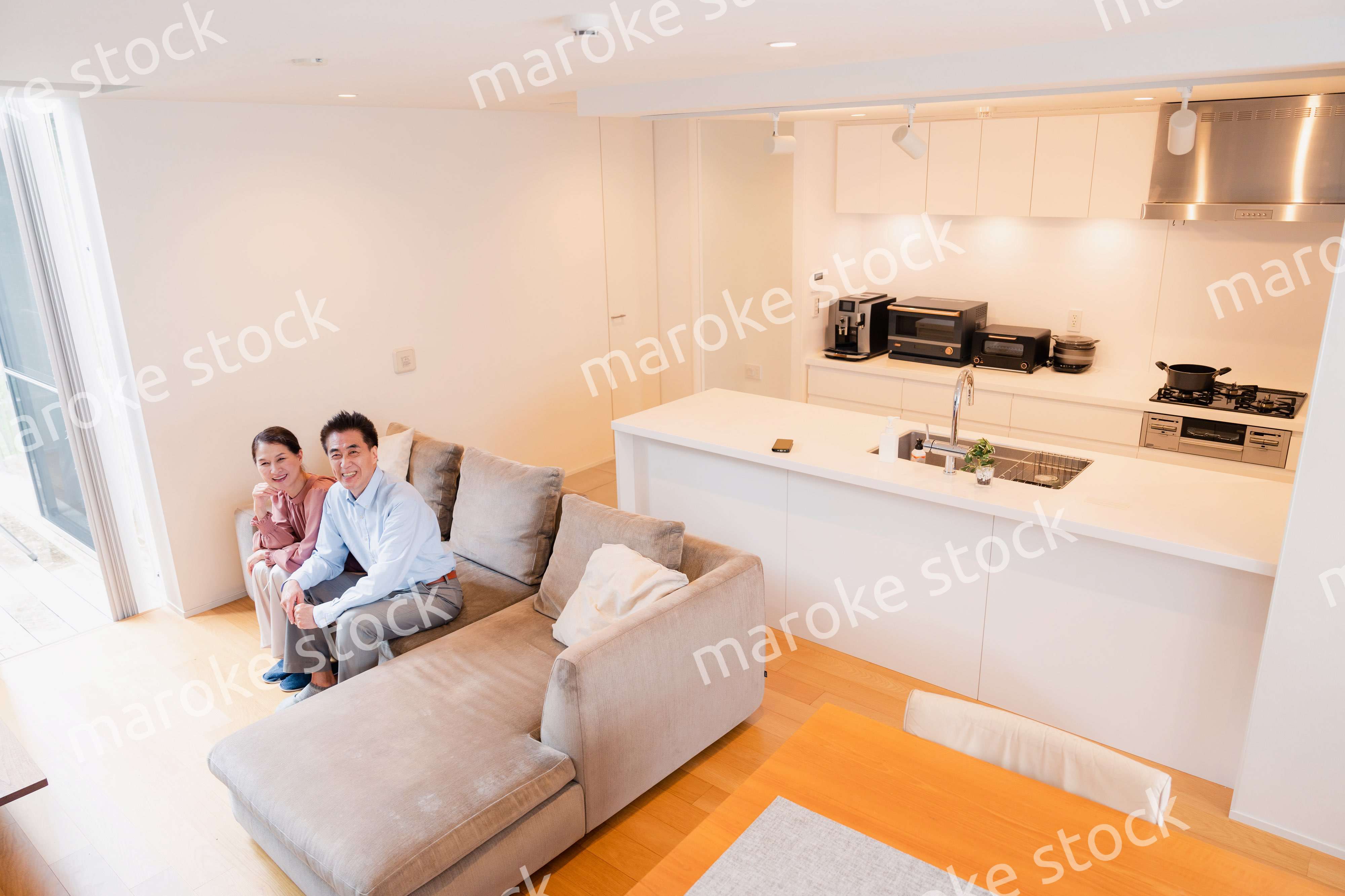 高級老人ホームで過ごすシニアの2人